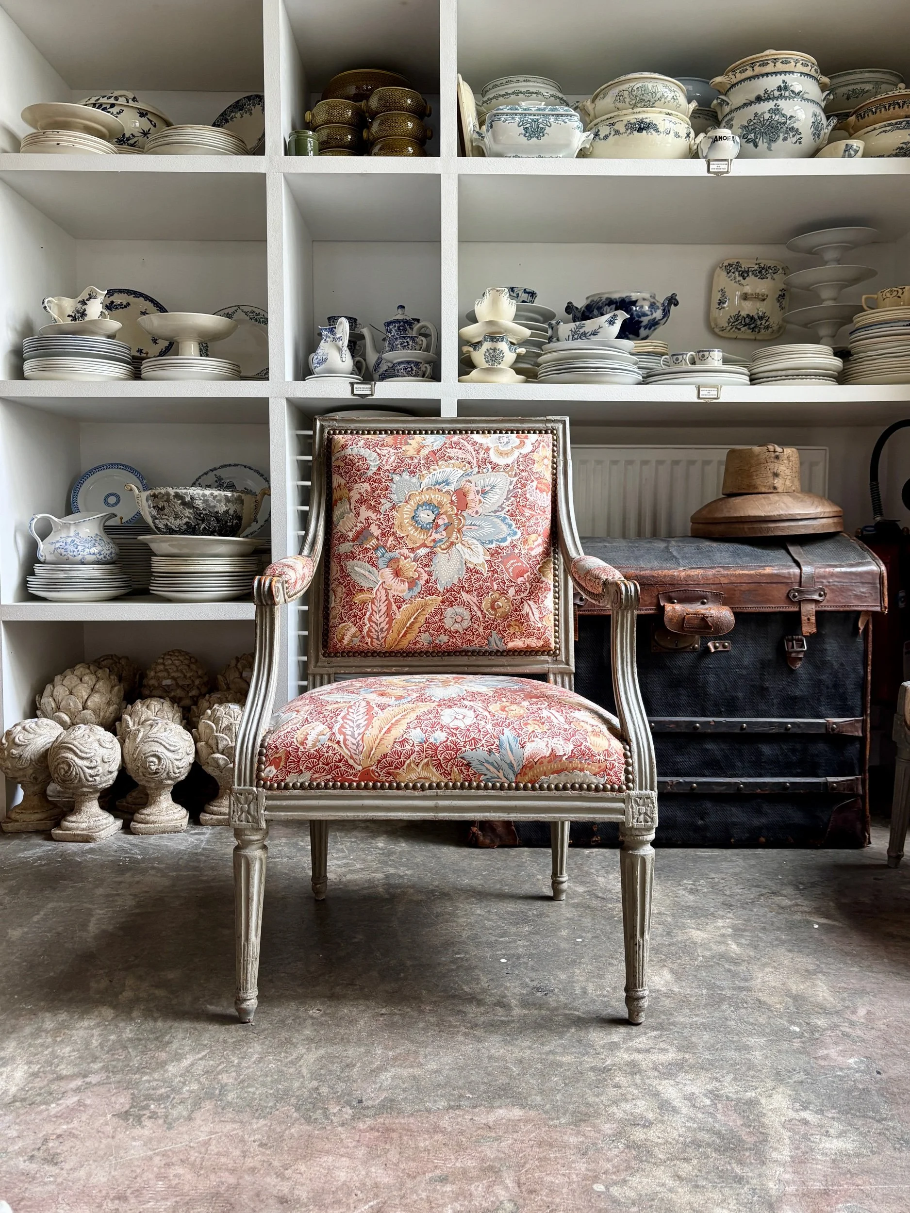 Fauteuil à la reine d'époque Louis XVI, tissu indienne