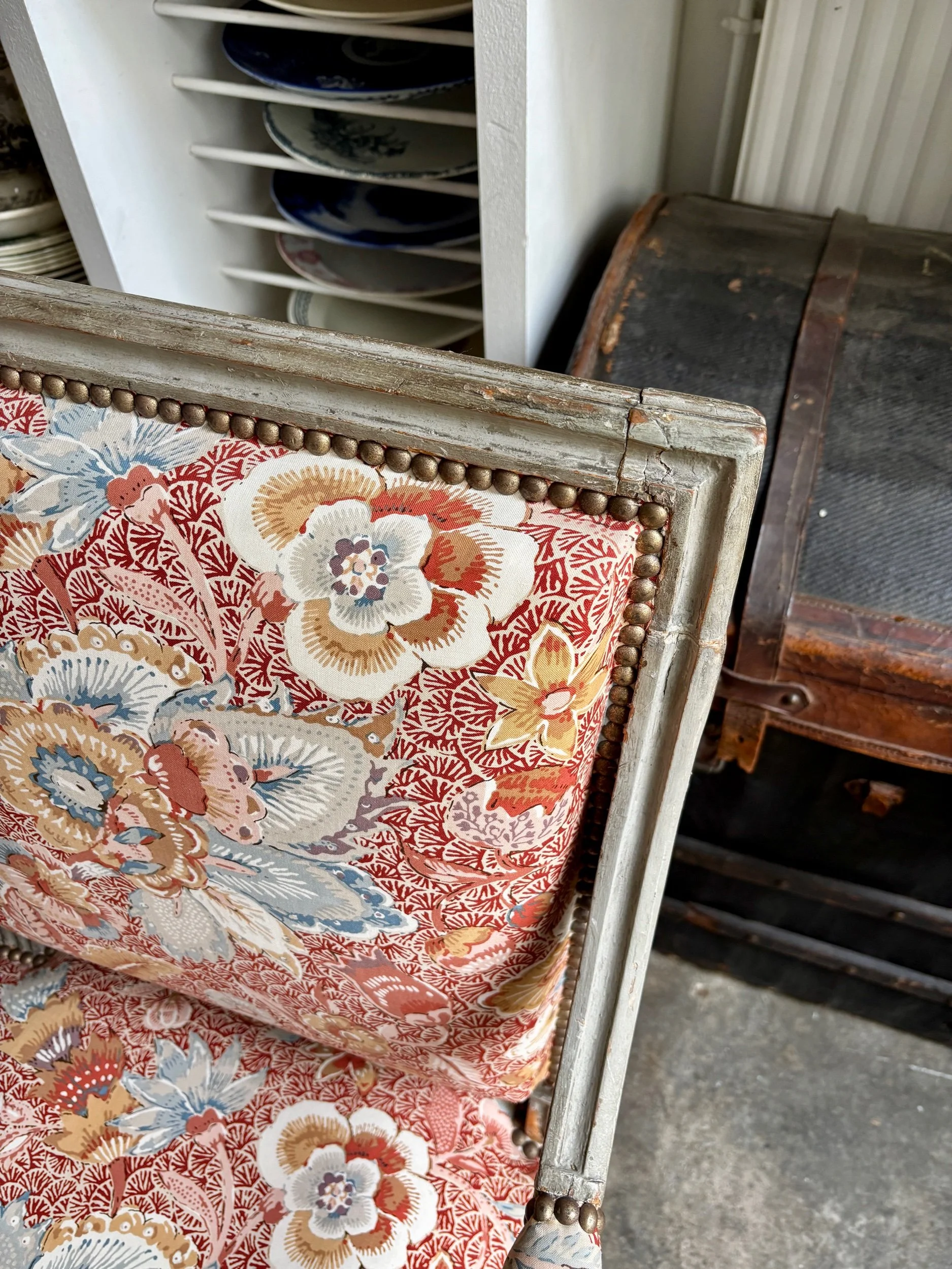 fauteuil-louis-xvi-bois-gris-tissu-indienne-assise-vintage-antique-axs-design-paris-france