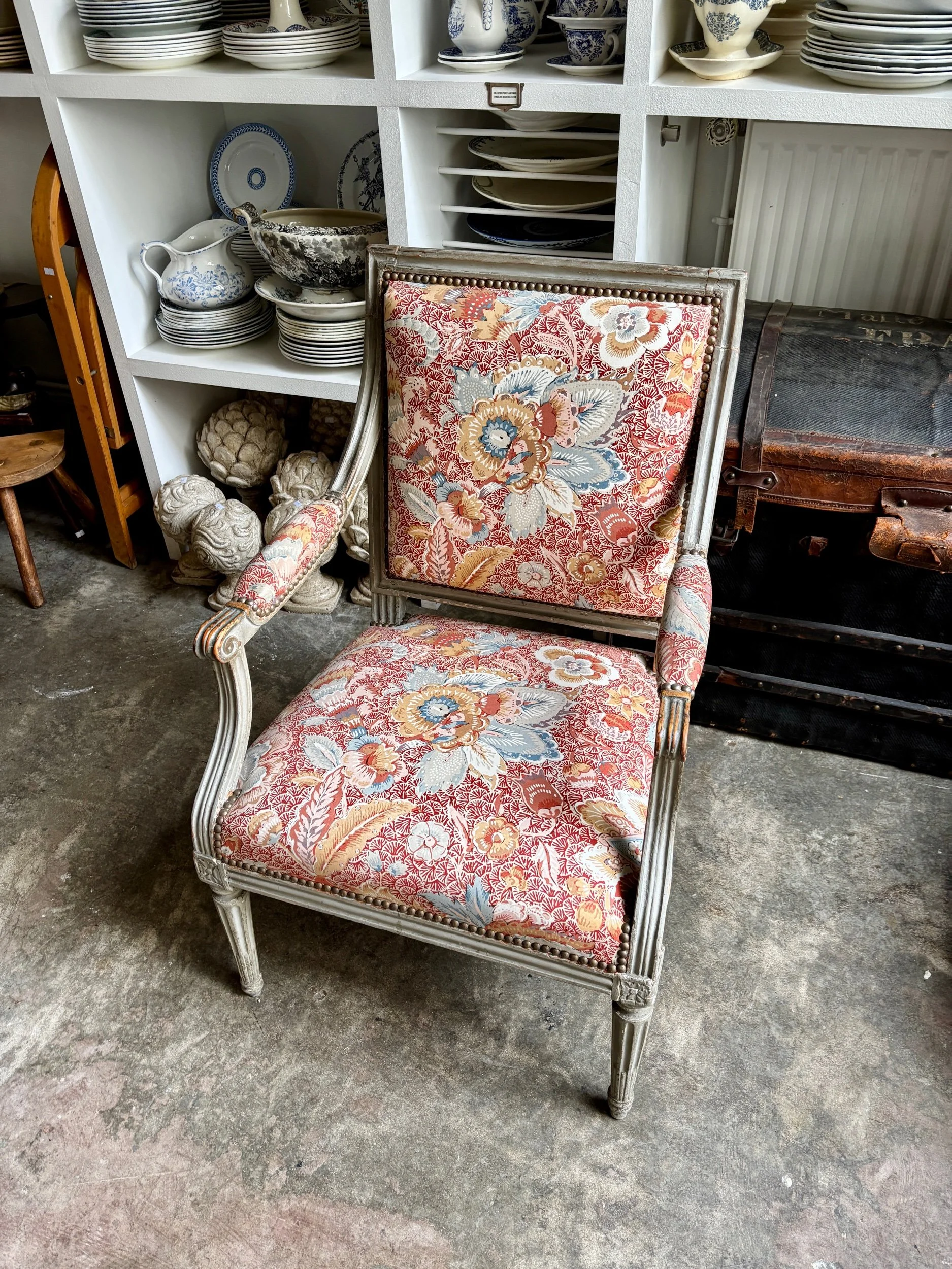 fauteuil-louis-xvi-bois-gris-tissu-indienne-assise-vintage-antique-axs-design-paris-france