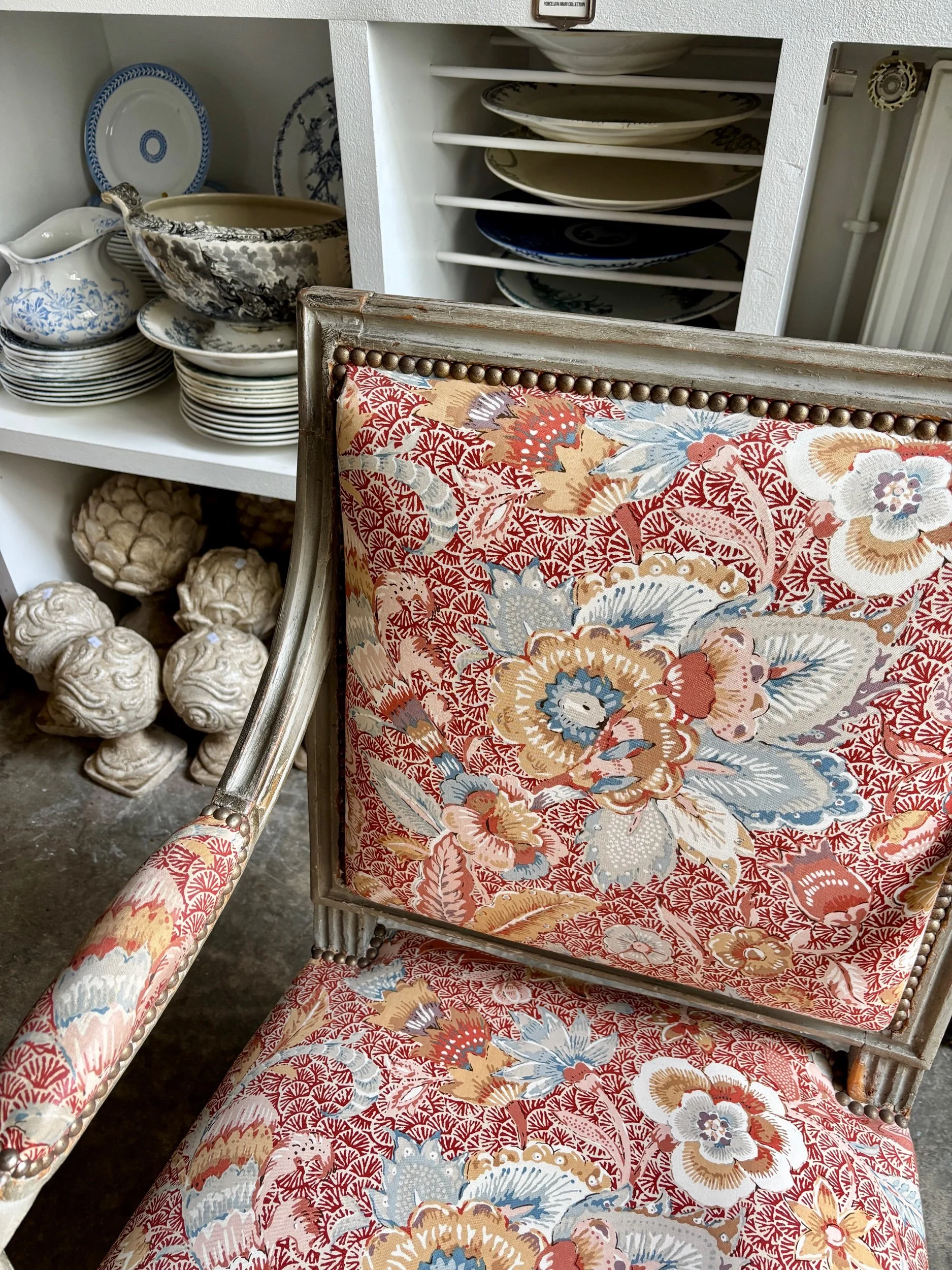 fauteuil-louis-xvi-bois-gris-tissu-indienne-assise-vintage-antique-axs-design-paris-france