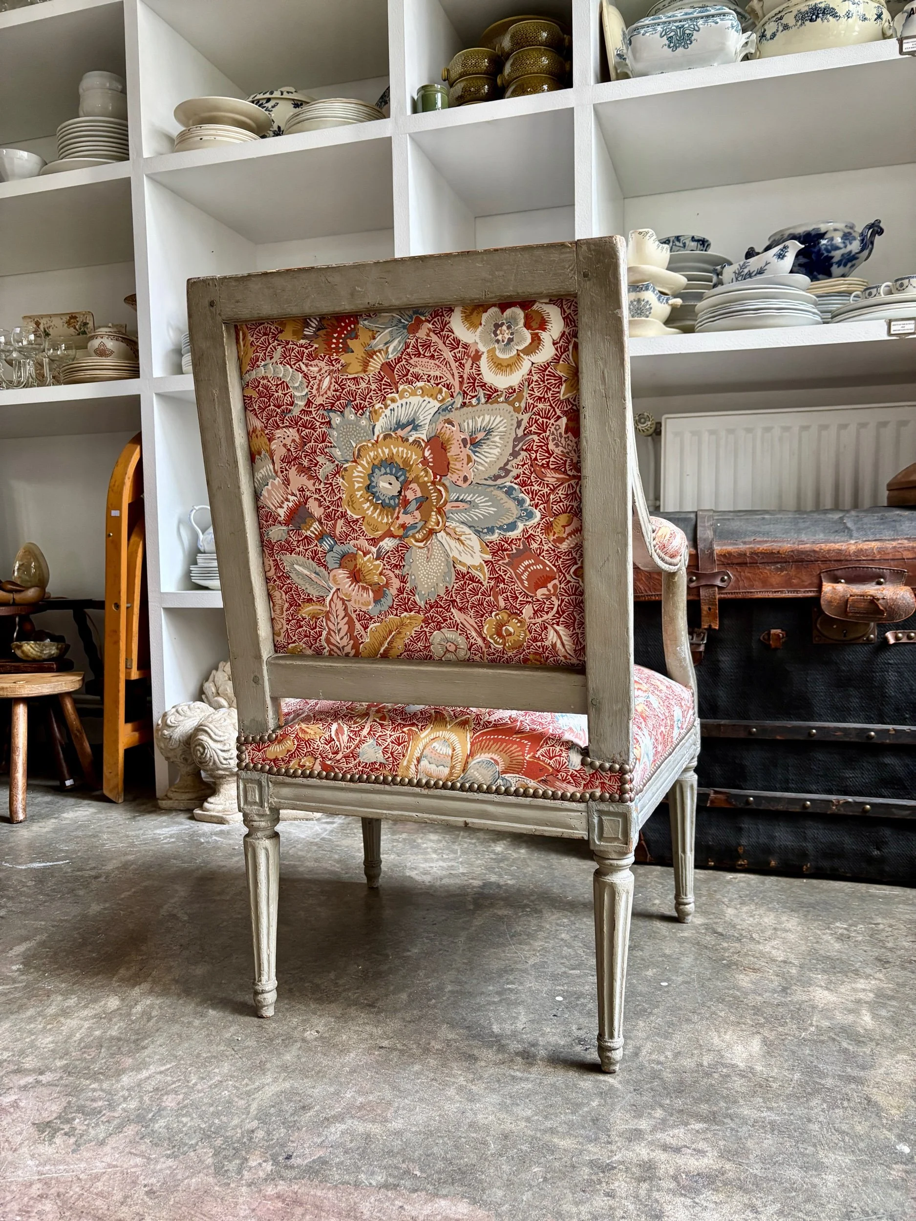 fauteuil-louis-xvi-bois-gris-tissu-indienne-assise-vintage-antique-axs-design-paris-france