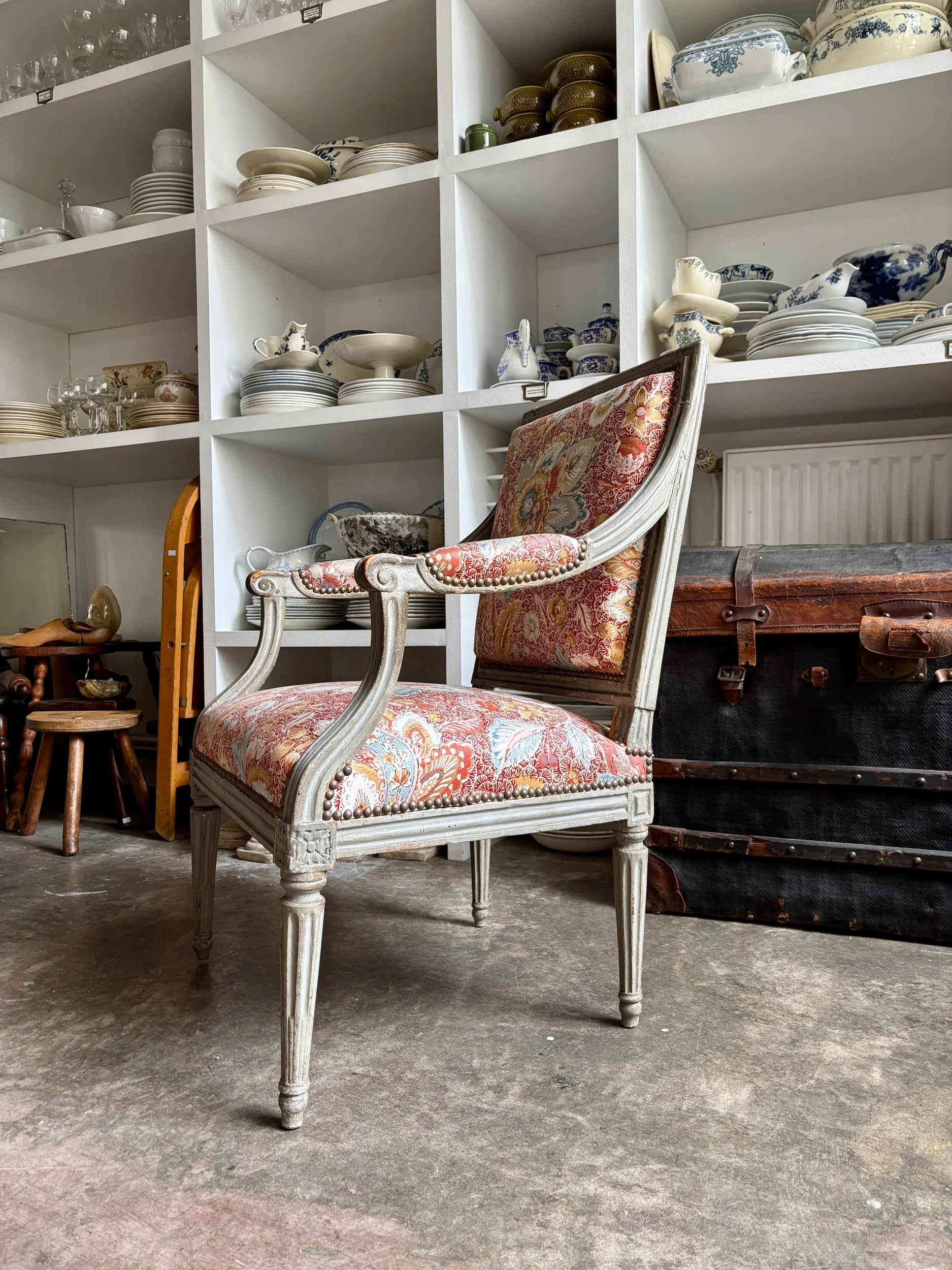 fauteuil-louis-xvi-bois-gris-tissu-indienne-assise-vintage-antique-axs-design-paris-france