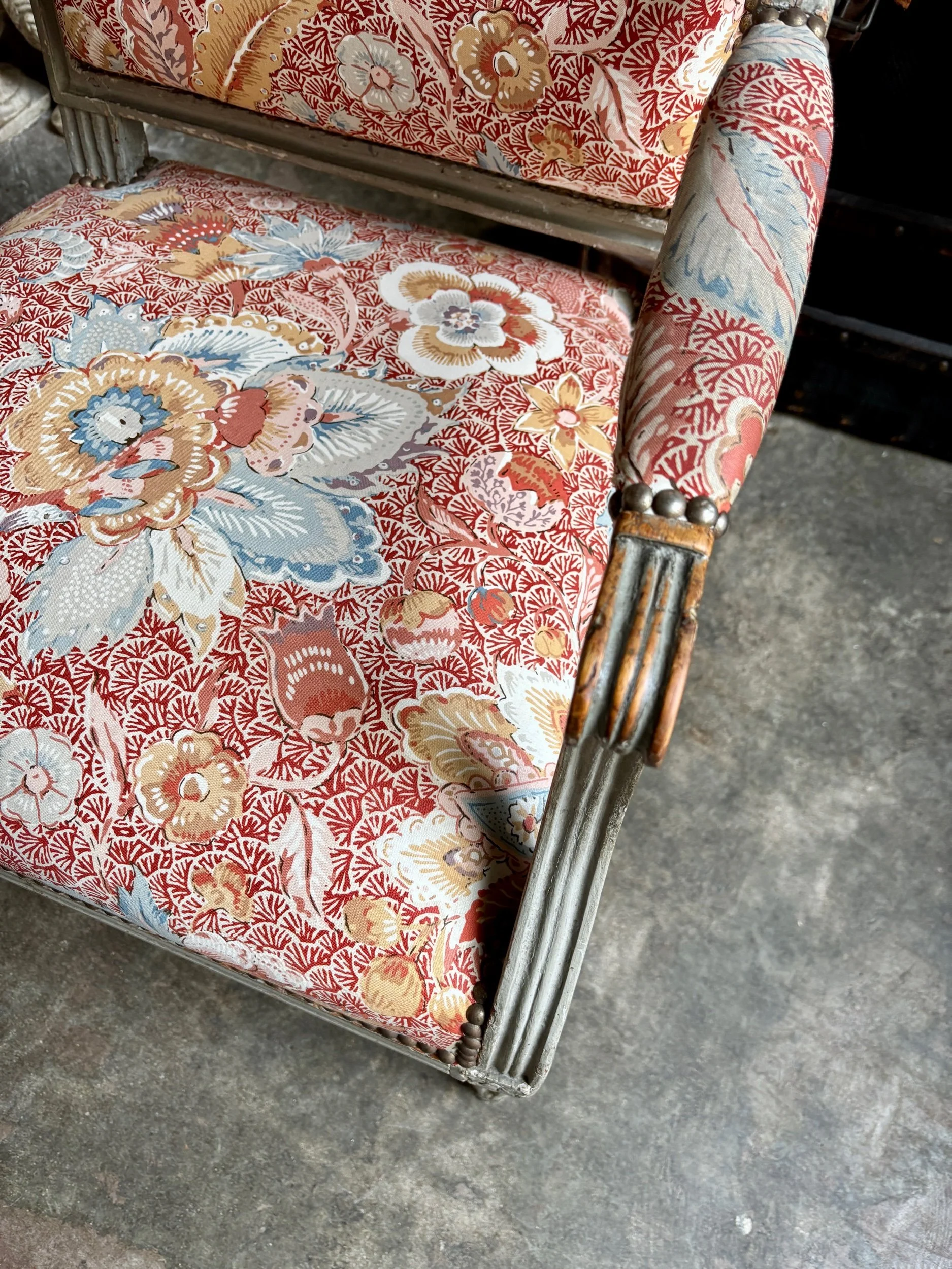 fauteuil-louis-xvi-bois-gris-tissu-indienne-assise-vintage-antique-axs-design-paris-france