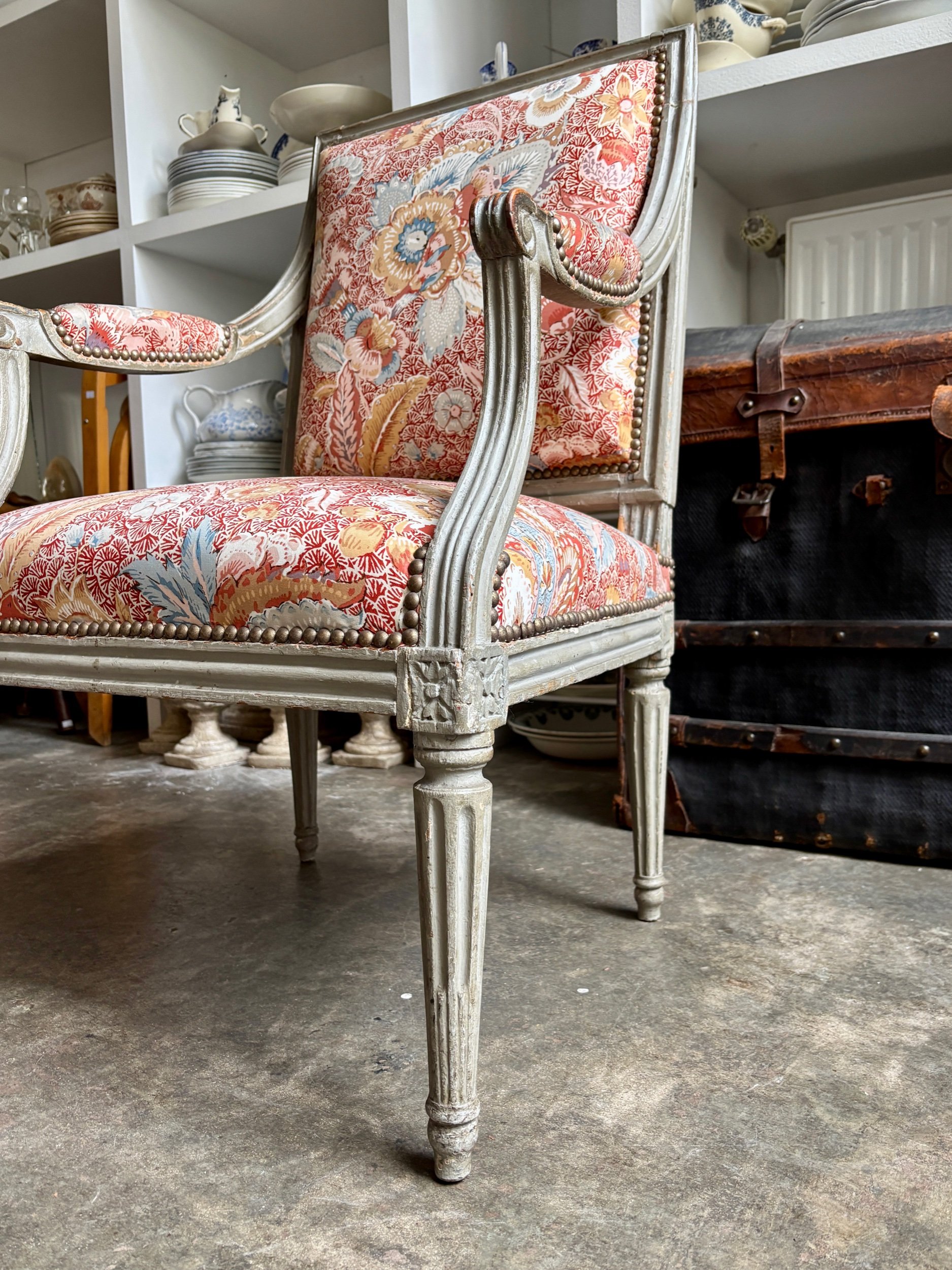 fauteuil-louis-xvi-bois-gris-tissu-indienne-assise-vintage-antique-axs-design-paris-france