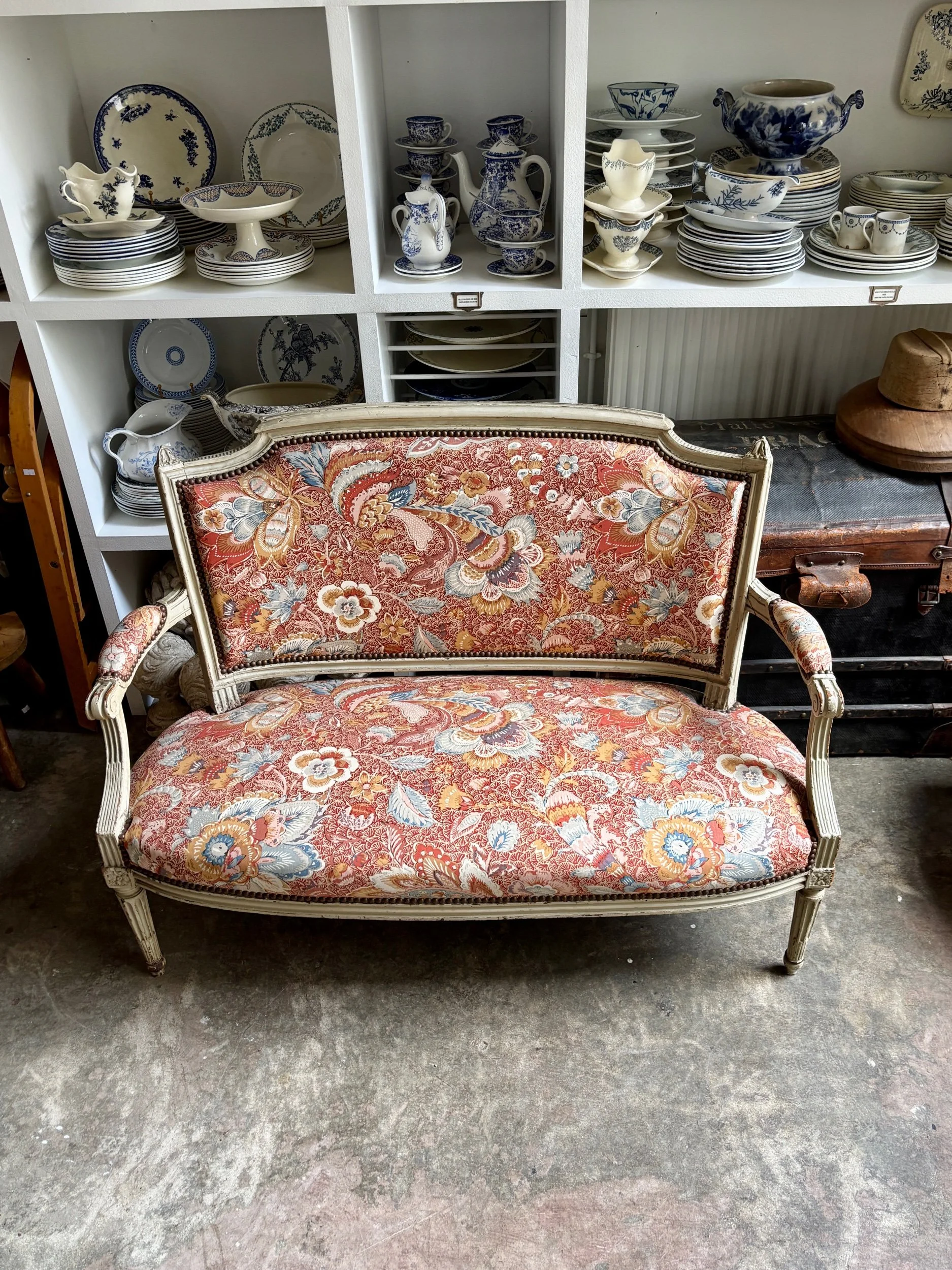 banquette-louis-xvi-bois-gris-tissu-indienne-assise-vintage-antique-axs-design-paris-france