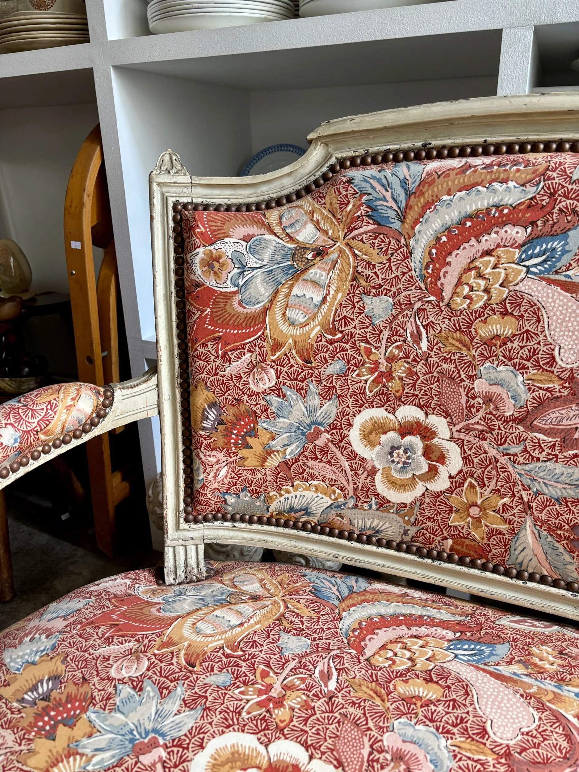 banquette-louis-xvi-bois-gris-tissu-indienne-assise-vintage-antique-axs-design-paris-france