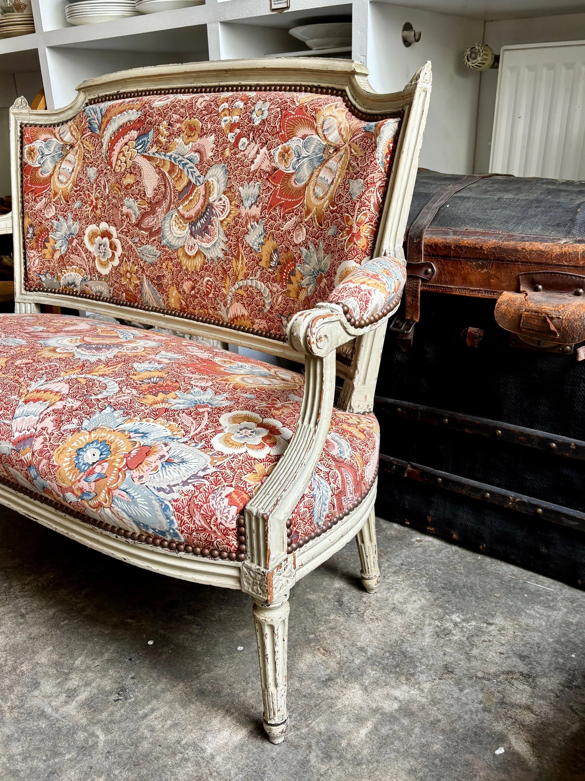banquette-louis-xvi-bois-gris-tissu-indienne-assise-vintage-antique-axs-design-paris-france