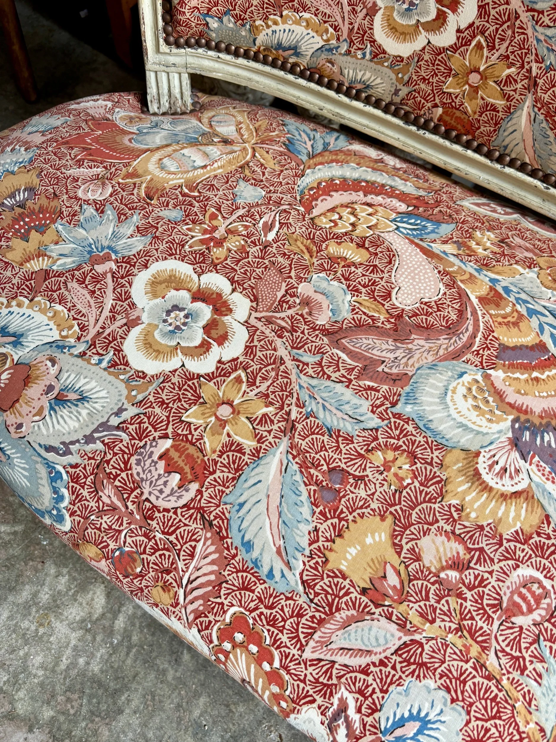 banquette-louis-xvi-bois-gris-tissu-indienne-assise-vintage-antique-axs-design-paris-france