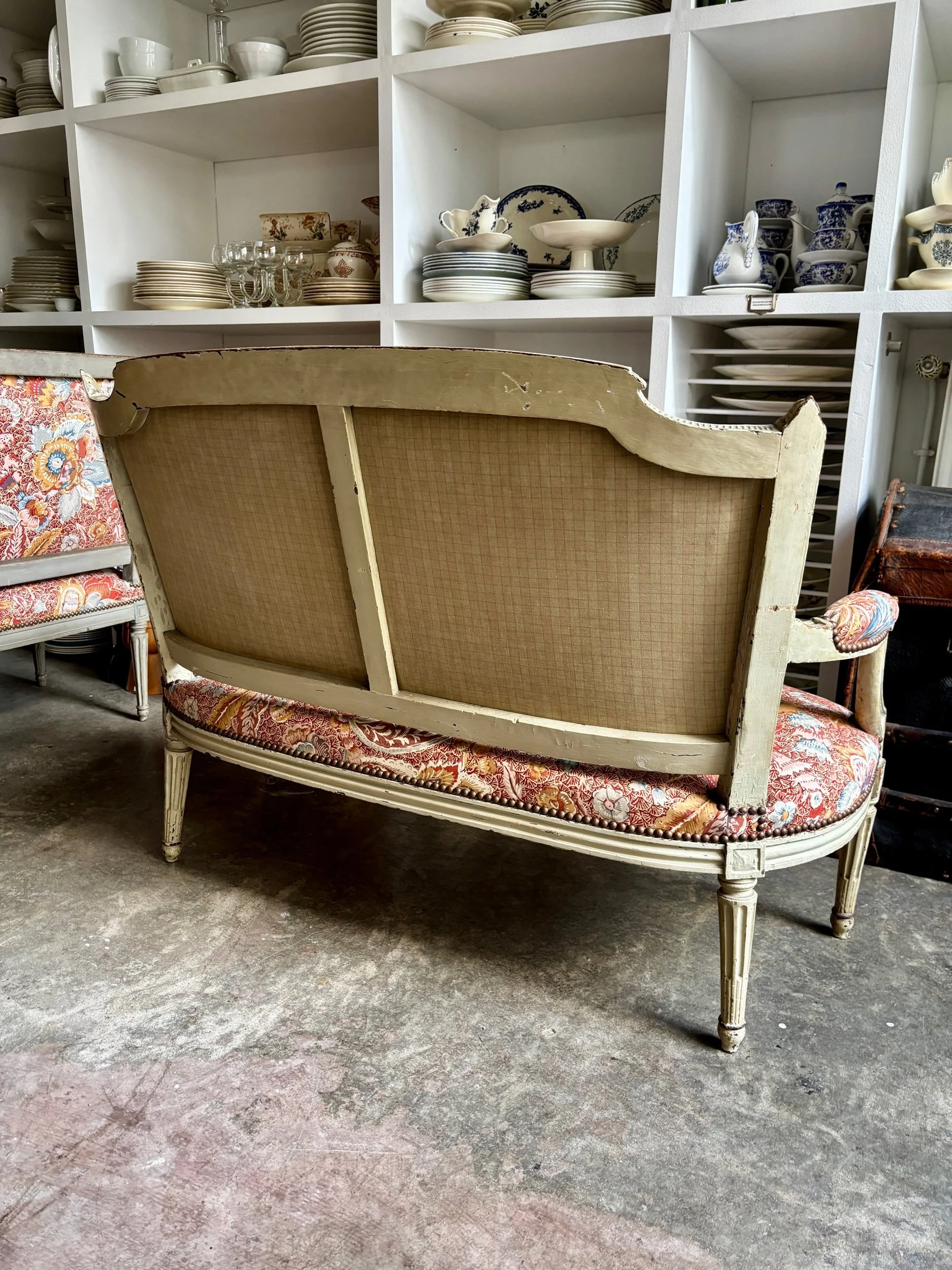 banquette-louis-xvi-bois-gris-tissu-indienne-assise-vintage-antique-axs-design-paris-france