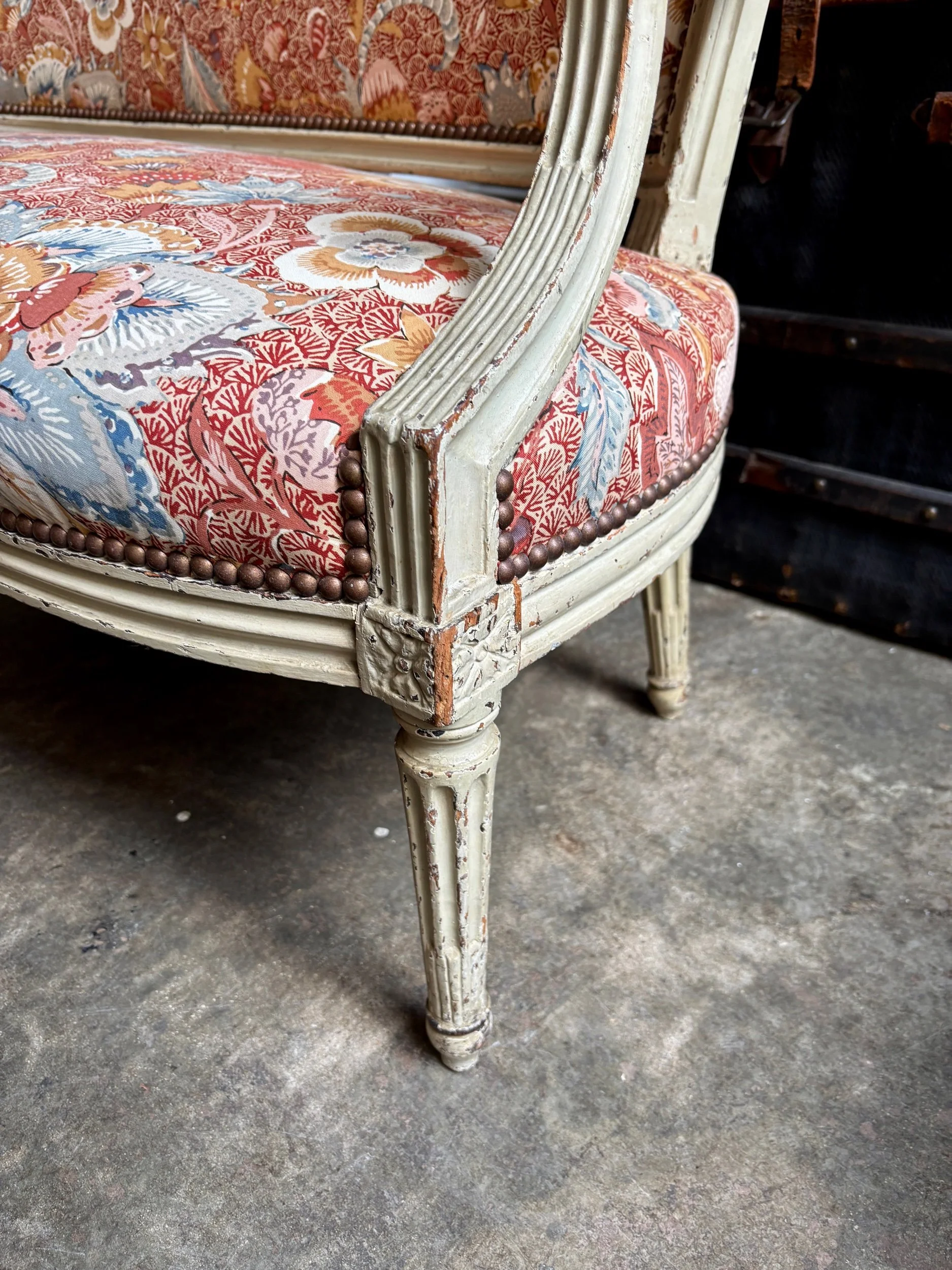 banquette-louis-xvi-bois-gris-tissu-indienne-assise-vintage-antique-axs-design-paris-france