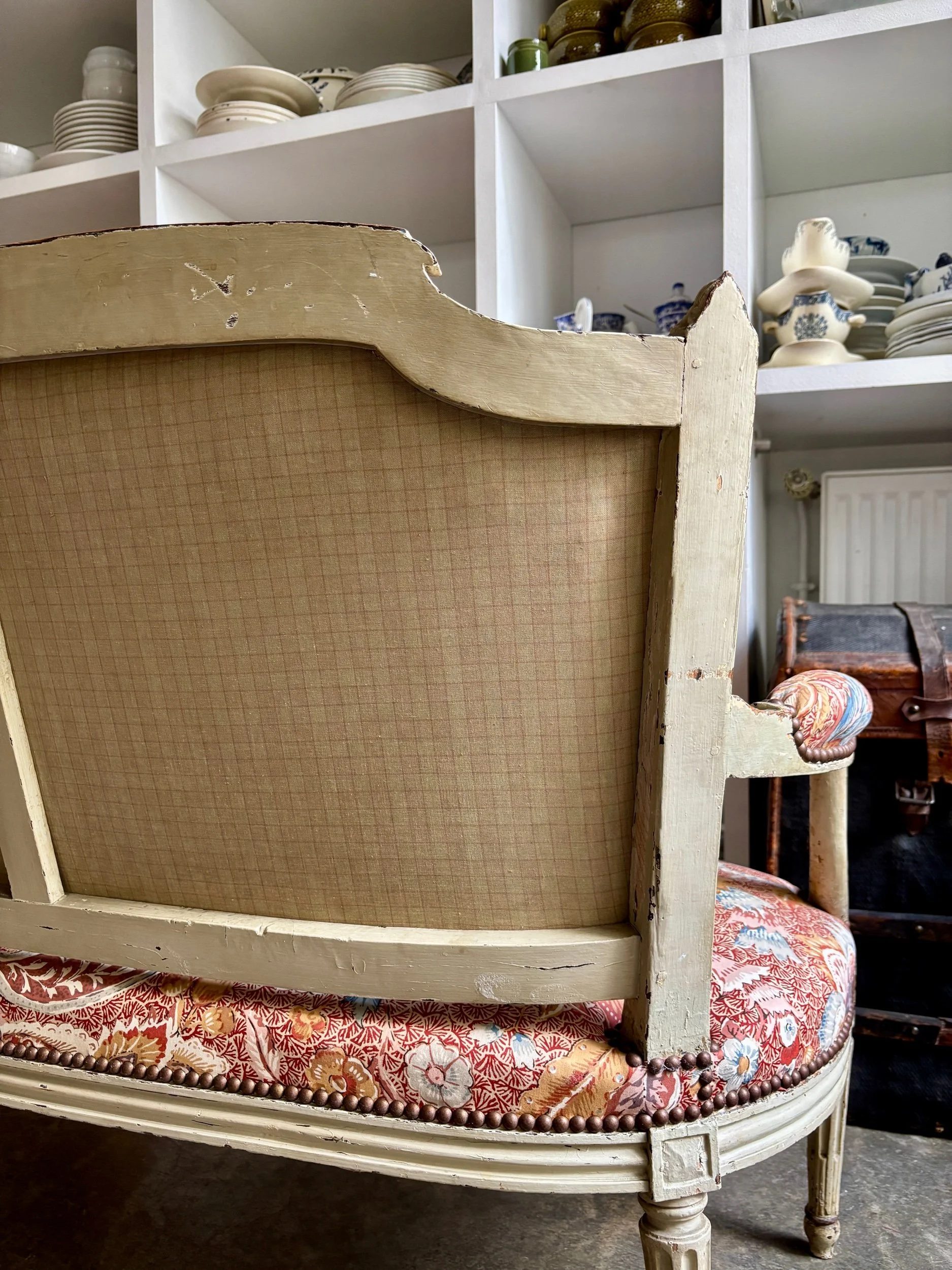 banquette-louis-xvi-bois-gris-tissu-indienne-assise-vintage-antique-axs-design-paris-france