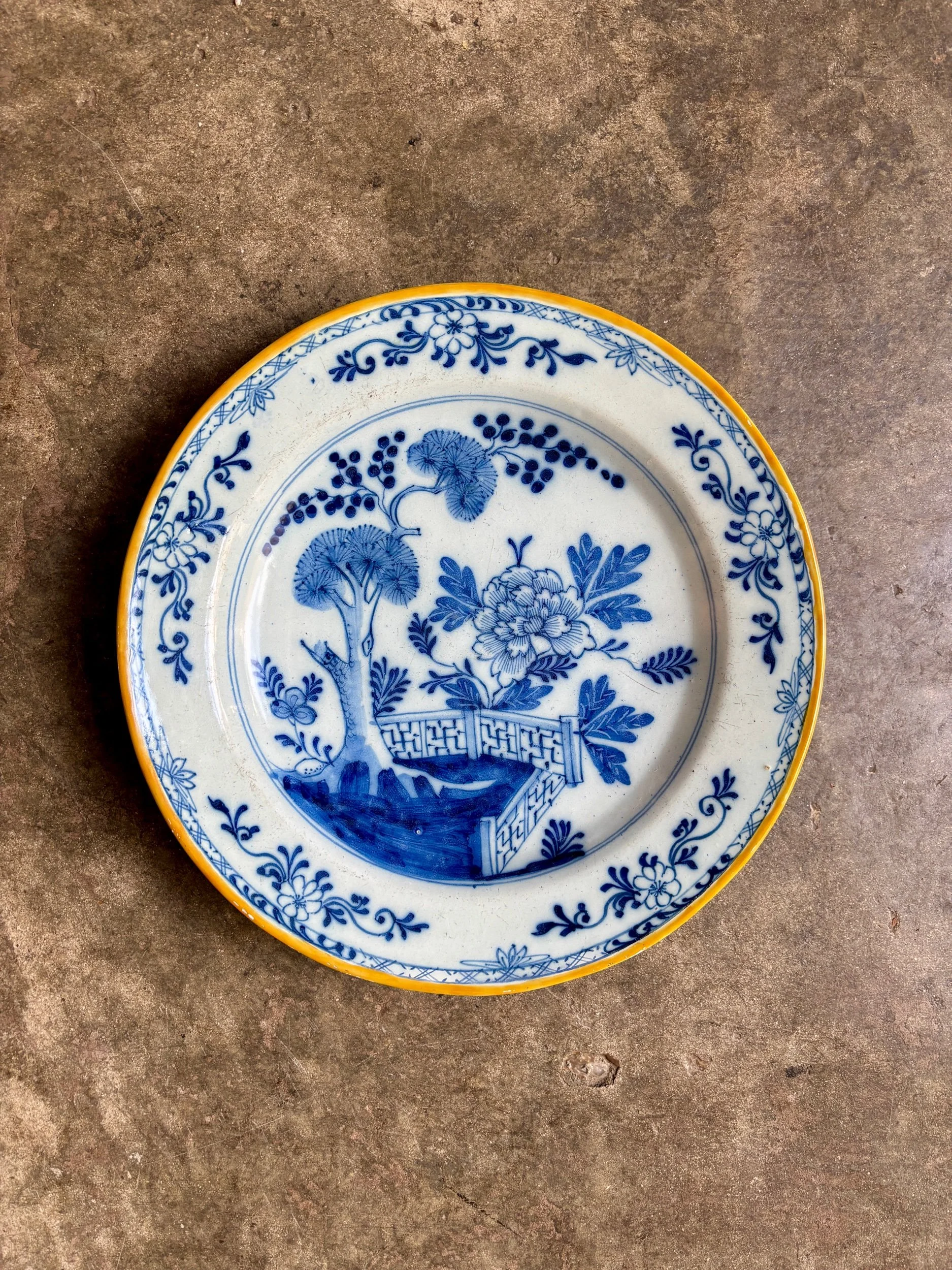 plat-rond-faience-delft-bleu-decoration-vaisselle-antique-vintage-axs-design-paris-france