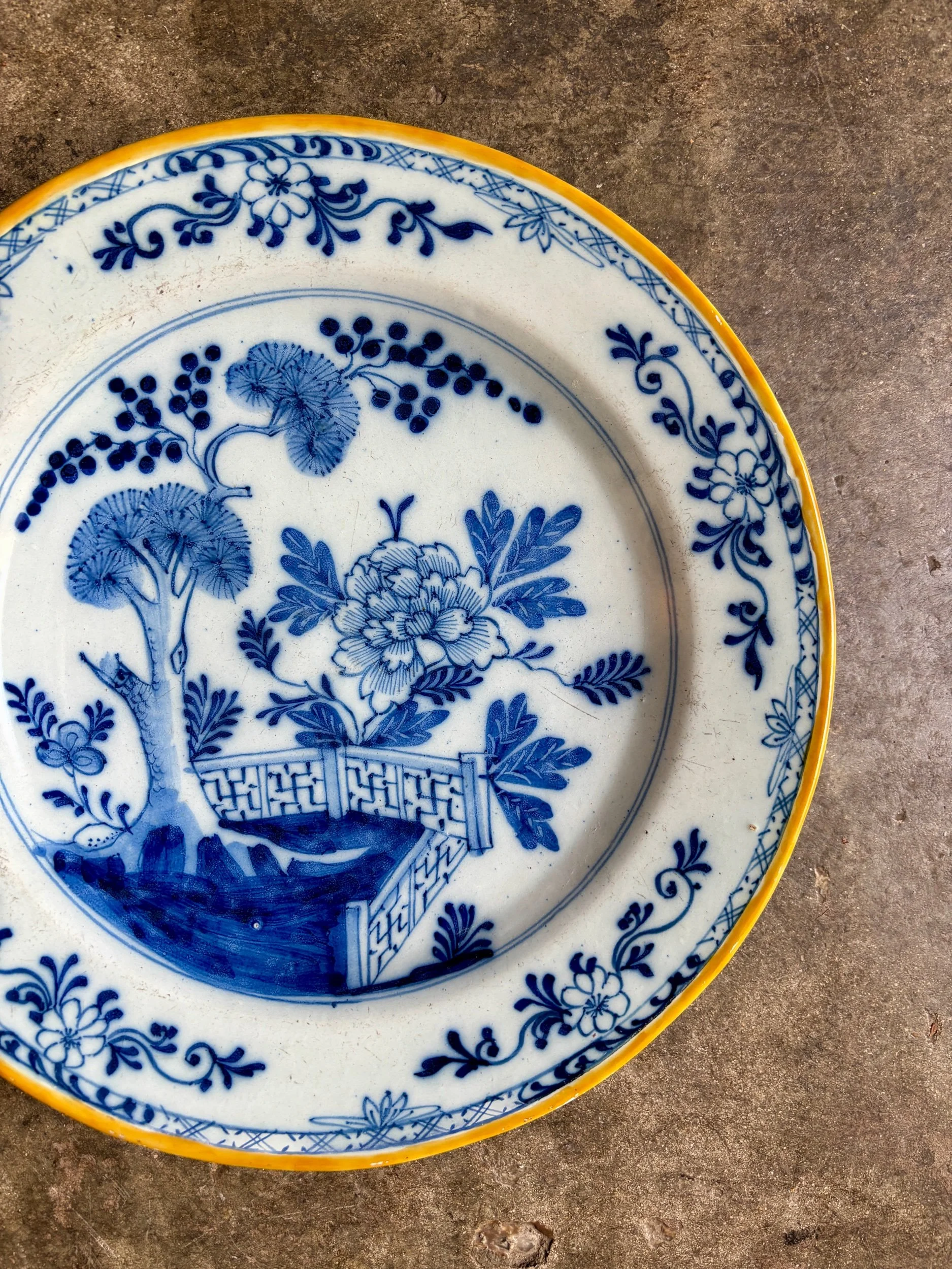 plat-rond-faience-delft-bleu-decoration-vaisselle-antique-vintage-axs-design-paris-france