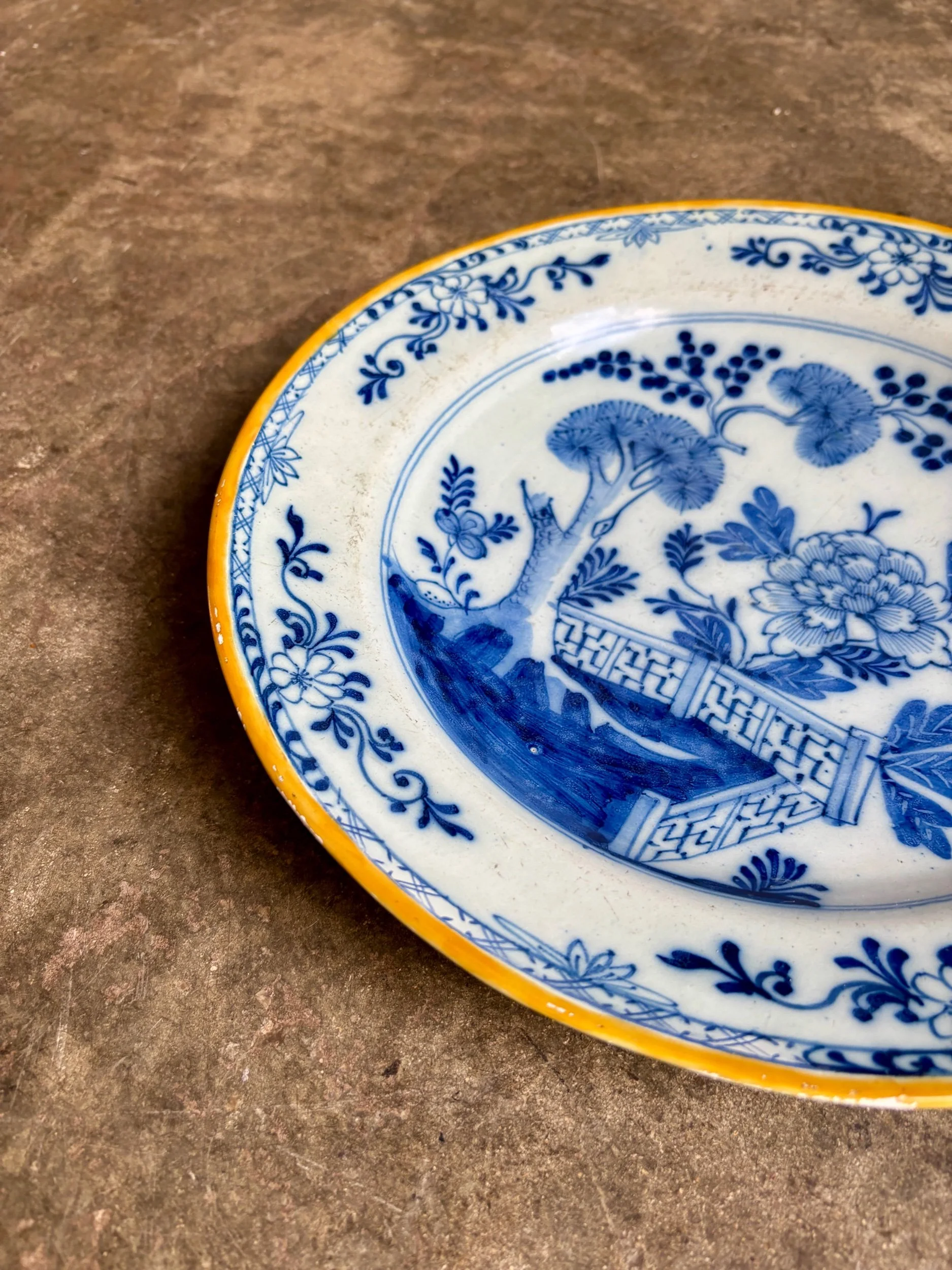 plat-rond-faience-delft-bleu-decoration-vaisselle-antique-vintage-axs-design-paris-france