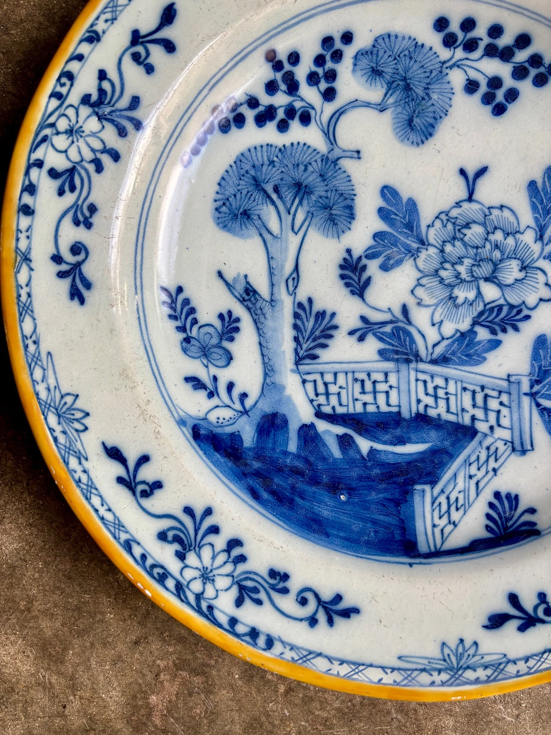 plat-rond-faience-delft-bleu-decoration-vaisselle-antique-vintage-axs-design-paris-france