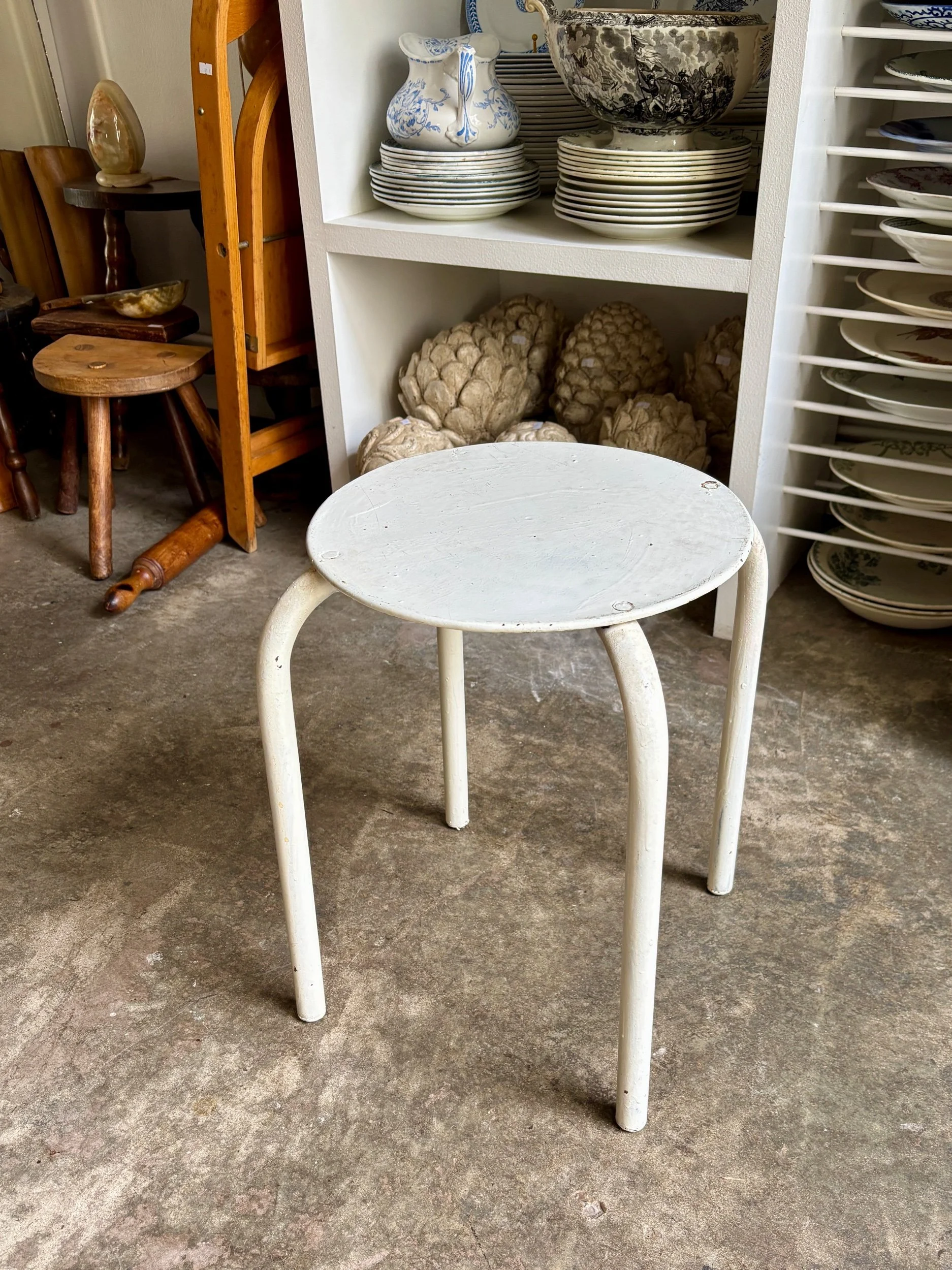 Tabouret en métal blanc