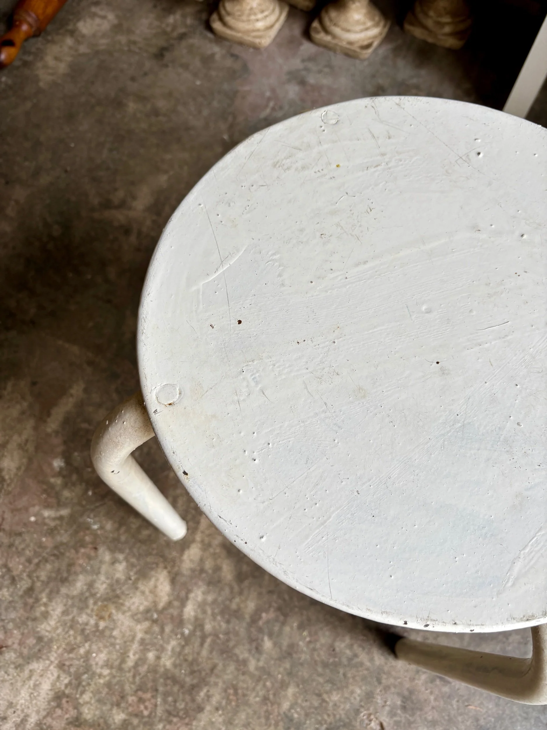 tabouret-metal-blanc-assise-vintage-axs-design-paris-france