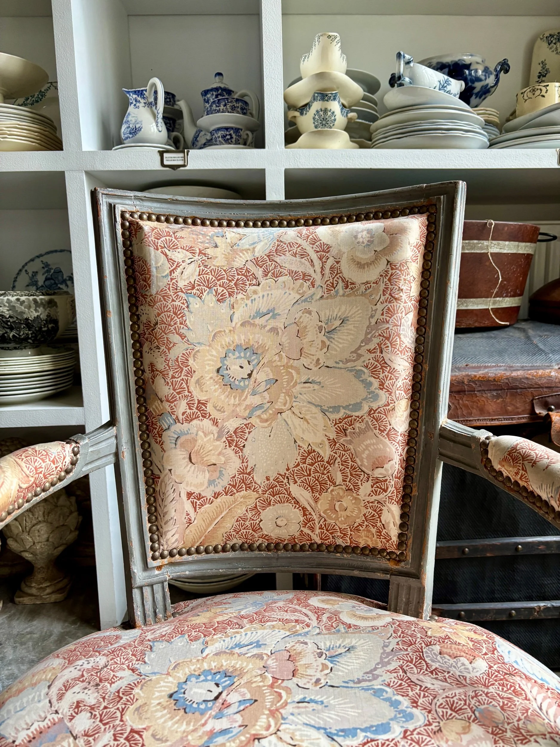 fauteuil-louis-xvi-2-coton-indienne-assise-classique-vintage-axs-design-paris-france