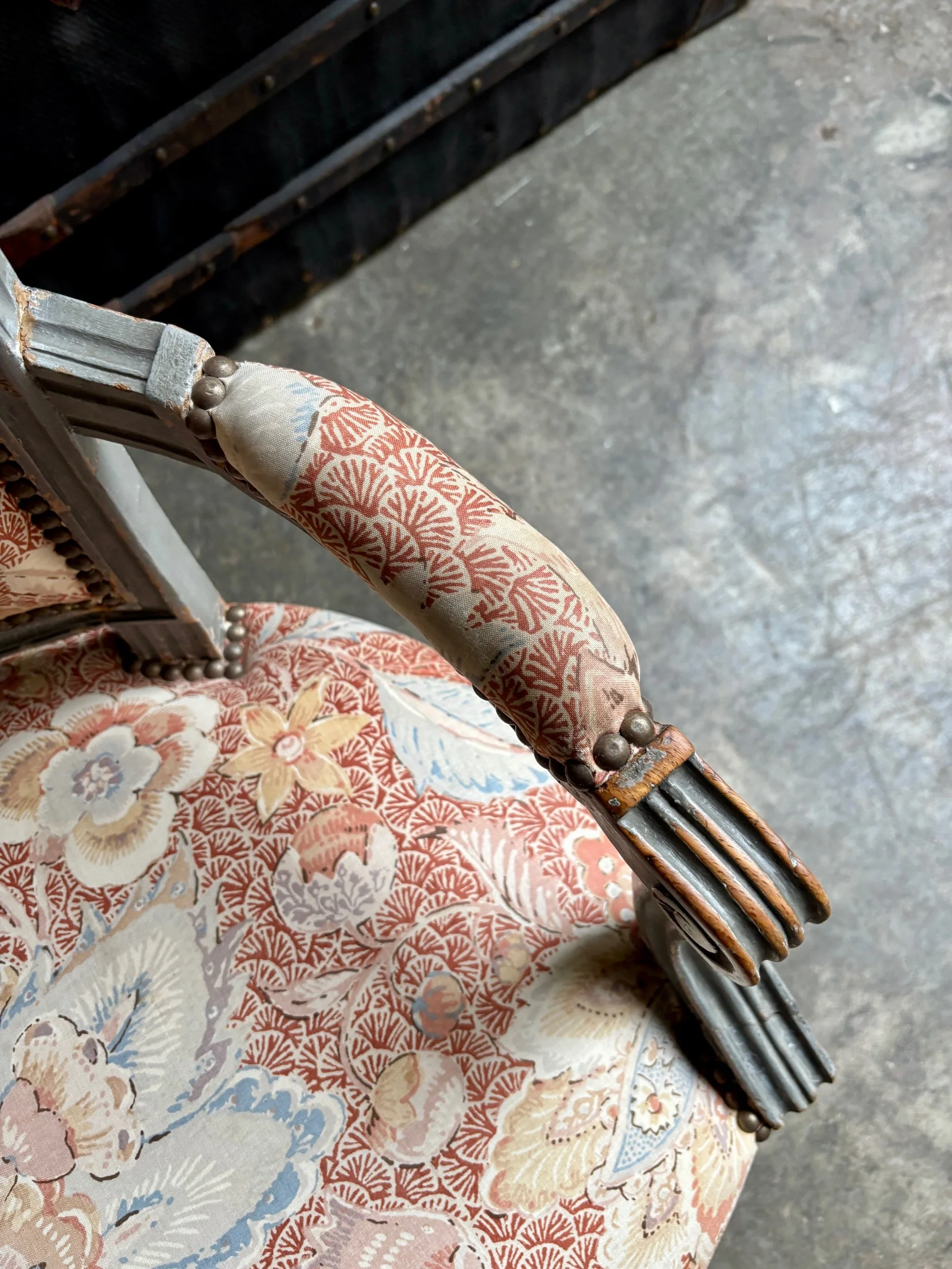 fauteuil-louis-xvi-2-coton-indienne-assise-classique-vintage-axs-design-paris-france
