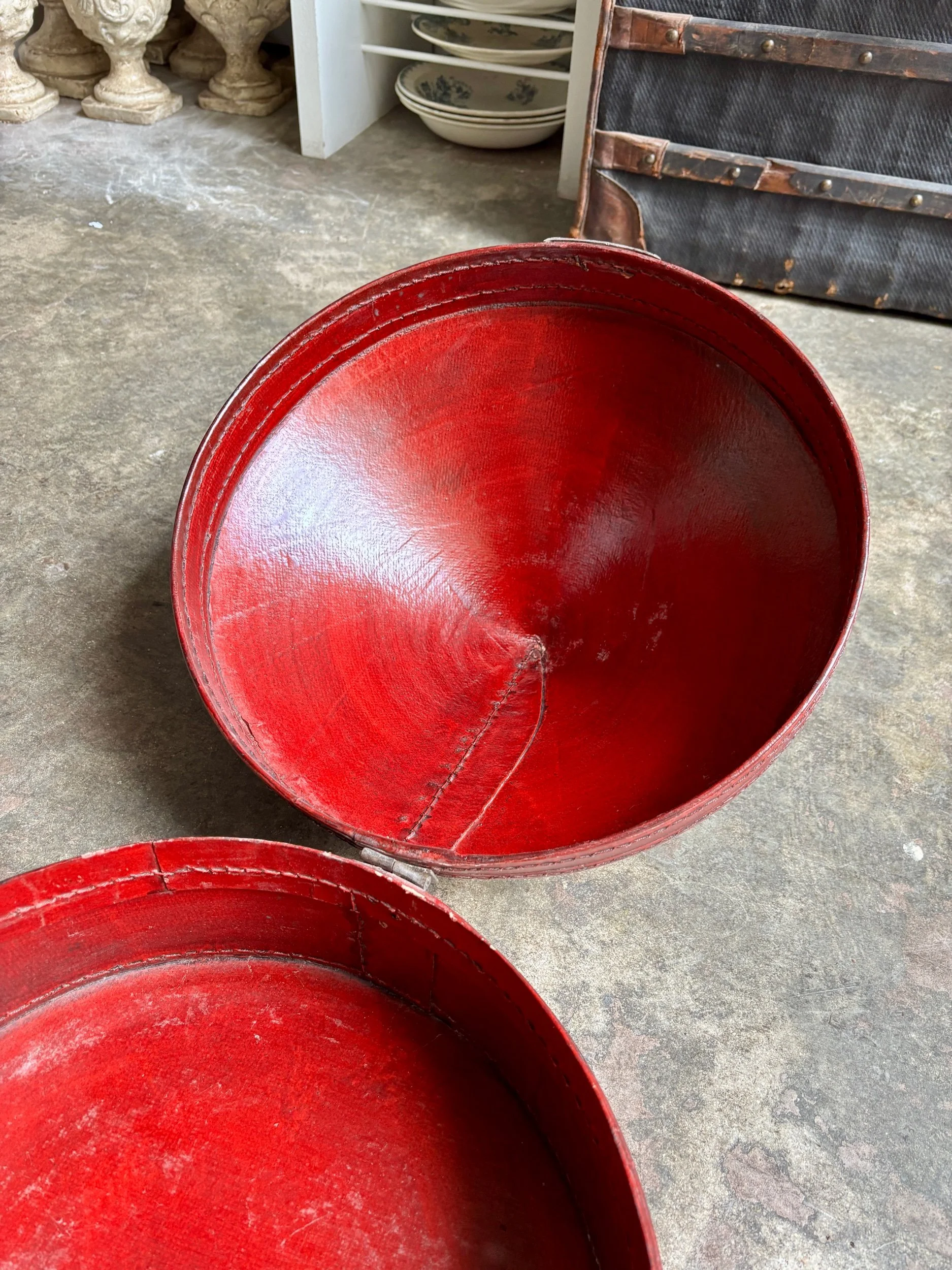 boite-chapeau-cuir-rouge-chine-xixeme-decoration-vintage-axs-design-paris-france
