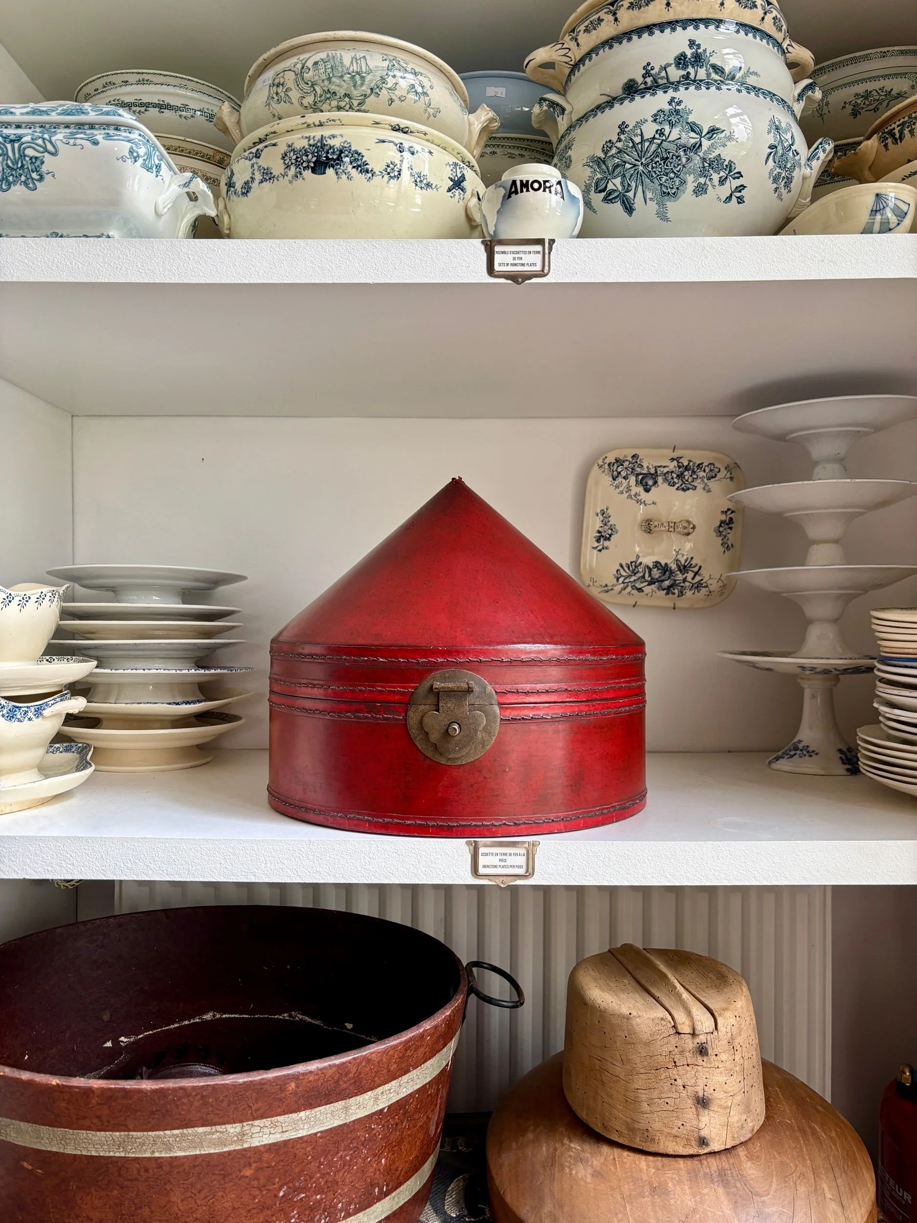 boite-chapeau-cuir-rouge-chine-xixeme-decoration-vintage-axs-design-paris-france