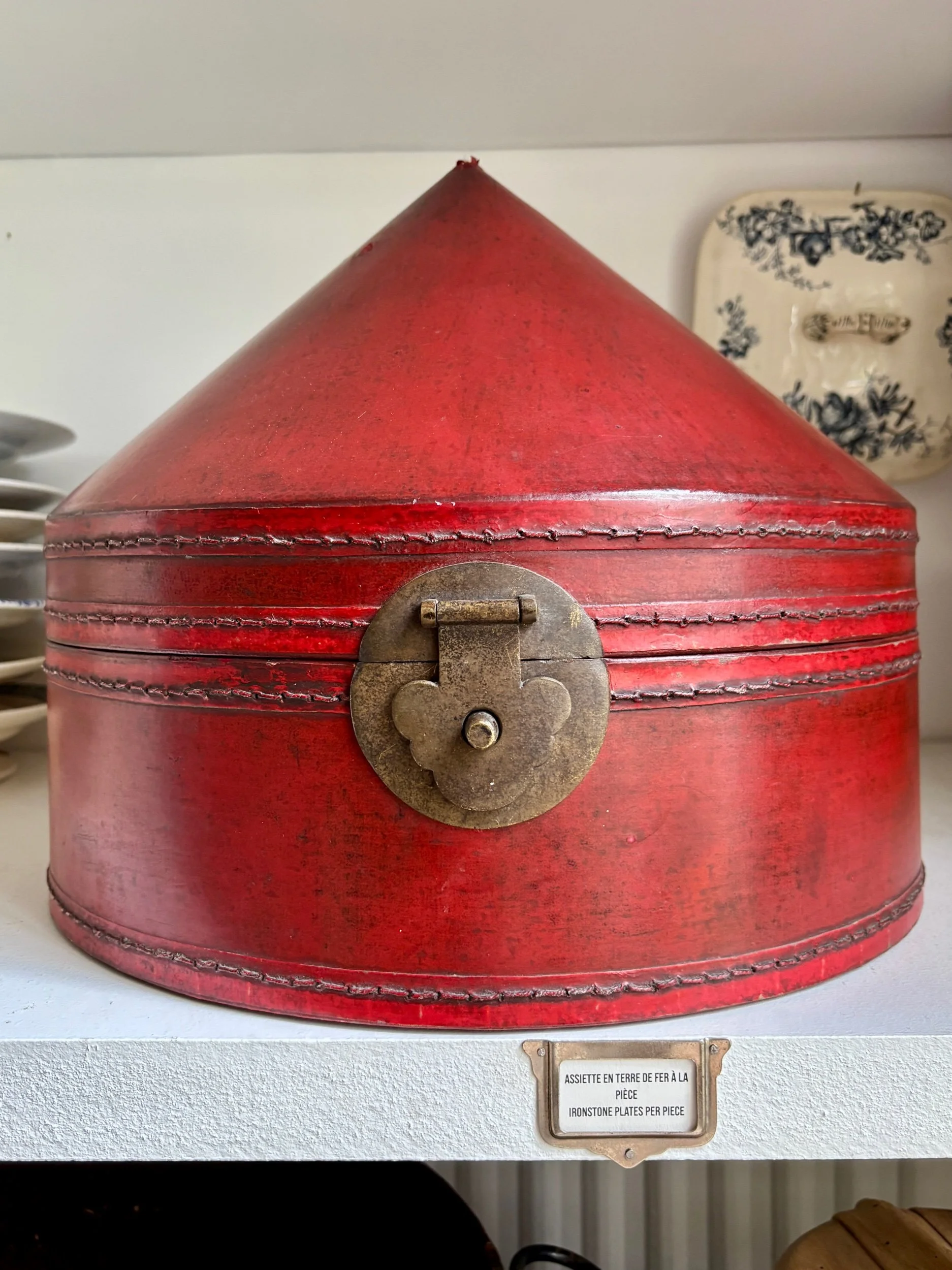 boite-chapeau-cuir-rouge-chine-xixeme-decoration-vintage-axs-design-paris-france