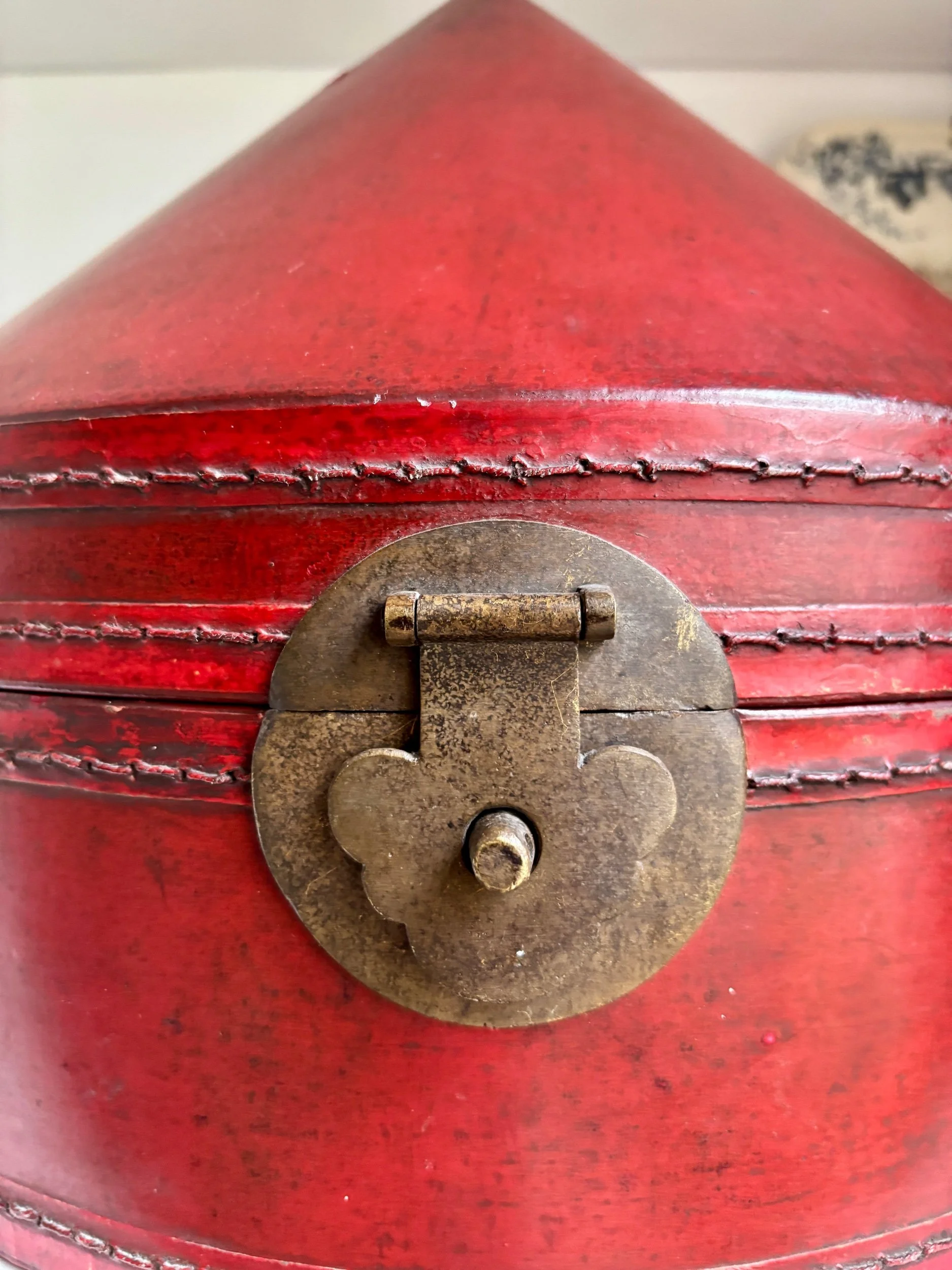 boite-chapeau-cuir-rouge-chine-xixeme-decoration-vintage-axs-design-paris-france