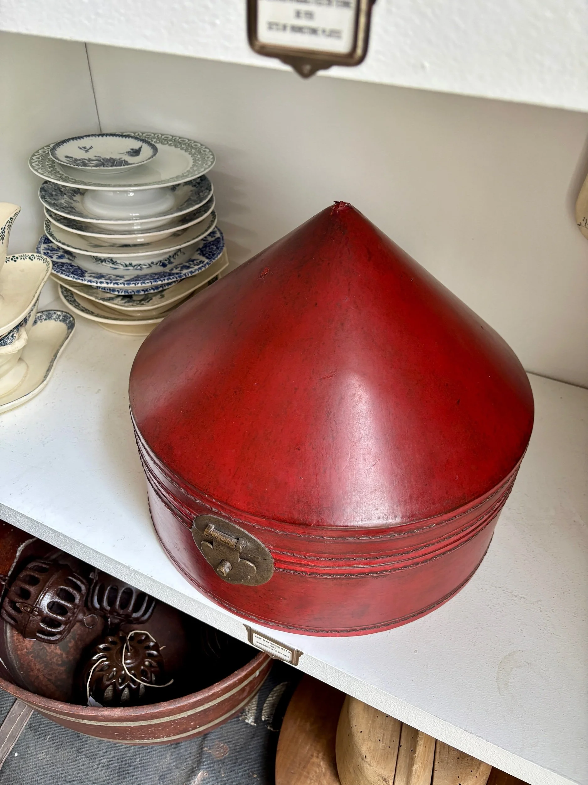 boite-chapeau-cuir-rouge-chine-xixeme-decoration-vintage-axs-design-paris-france