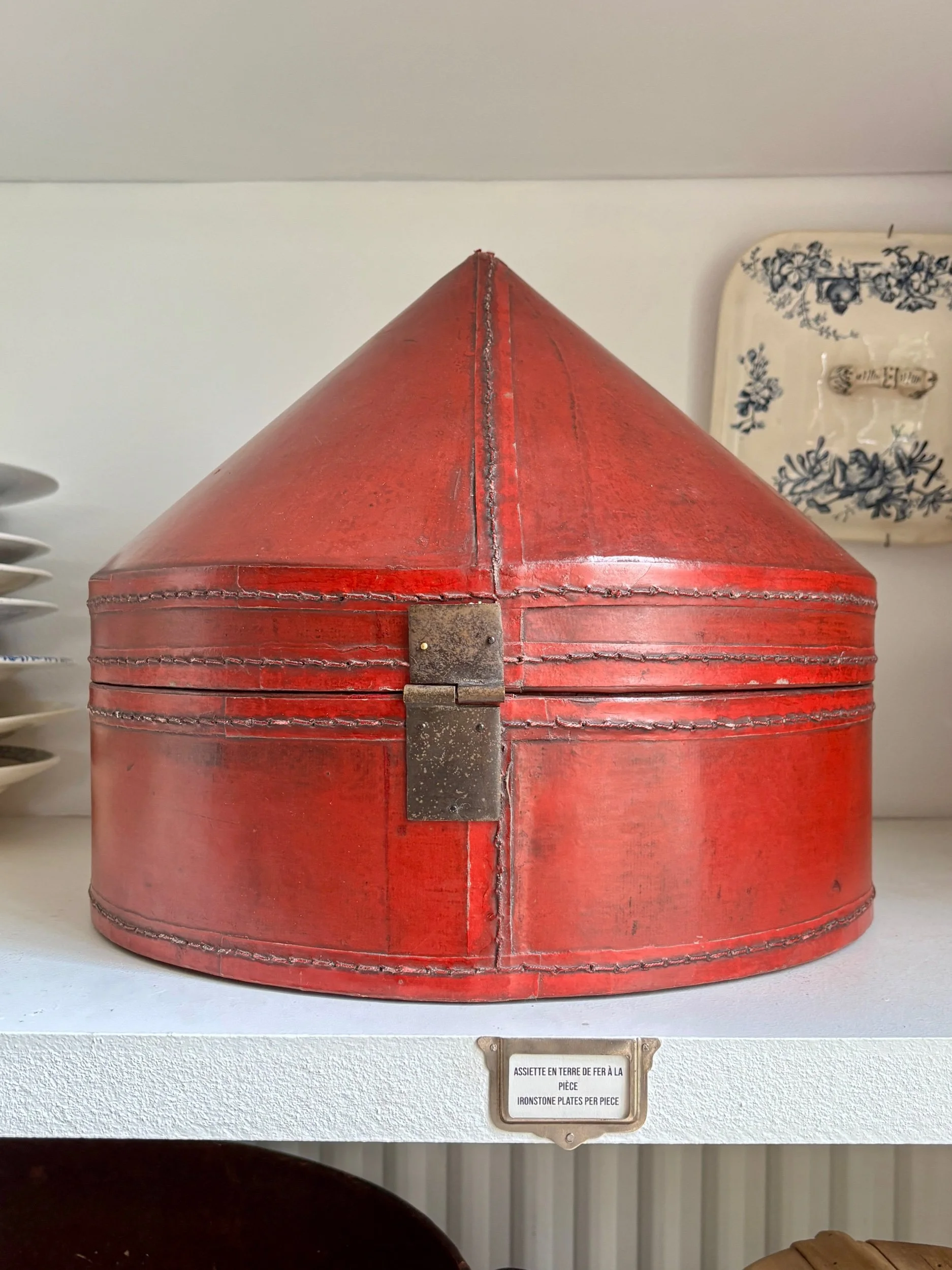 boite-chapeau-cuir-rouge-chine-xixeme-decoration-vintage-axs-design-paris-france