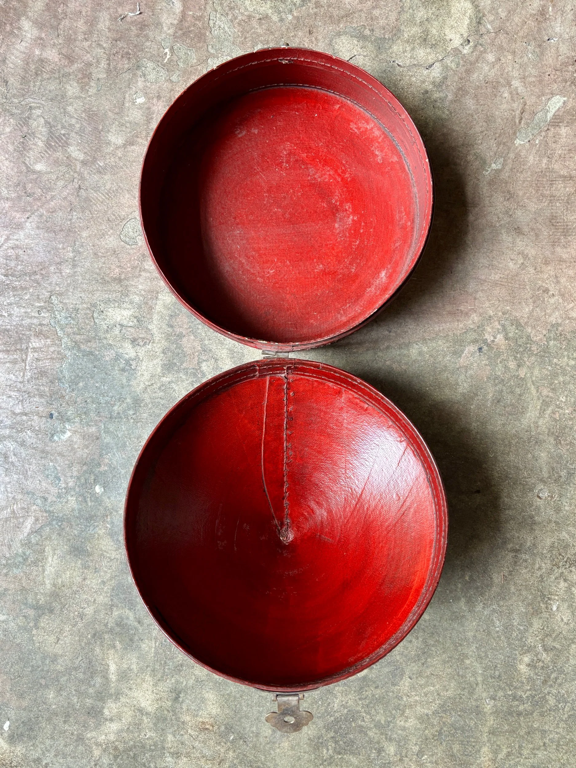 boite-chapeau-cuir-rouge-chine-xixeme-decoration-vintage-axs-design-paris-france