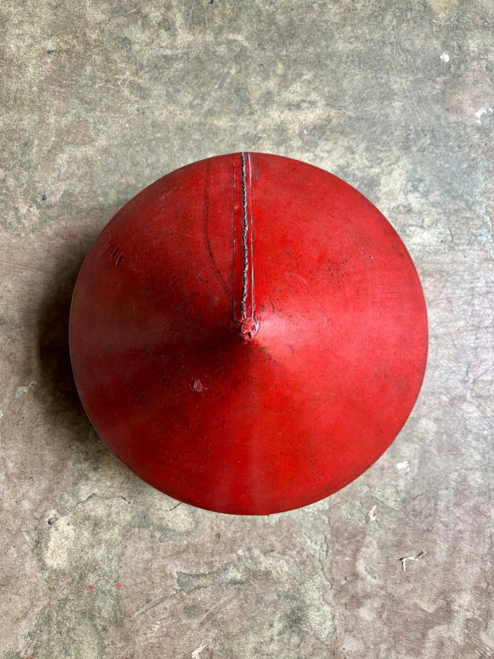 boite-chapeau-cuir-rouge-chine-xixeme-decoration-vintage-axs-design-paris-france