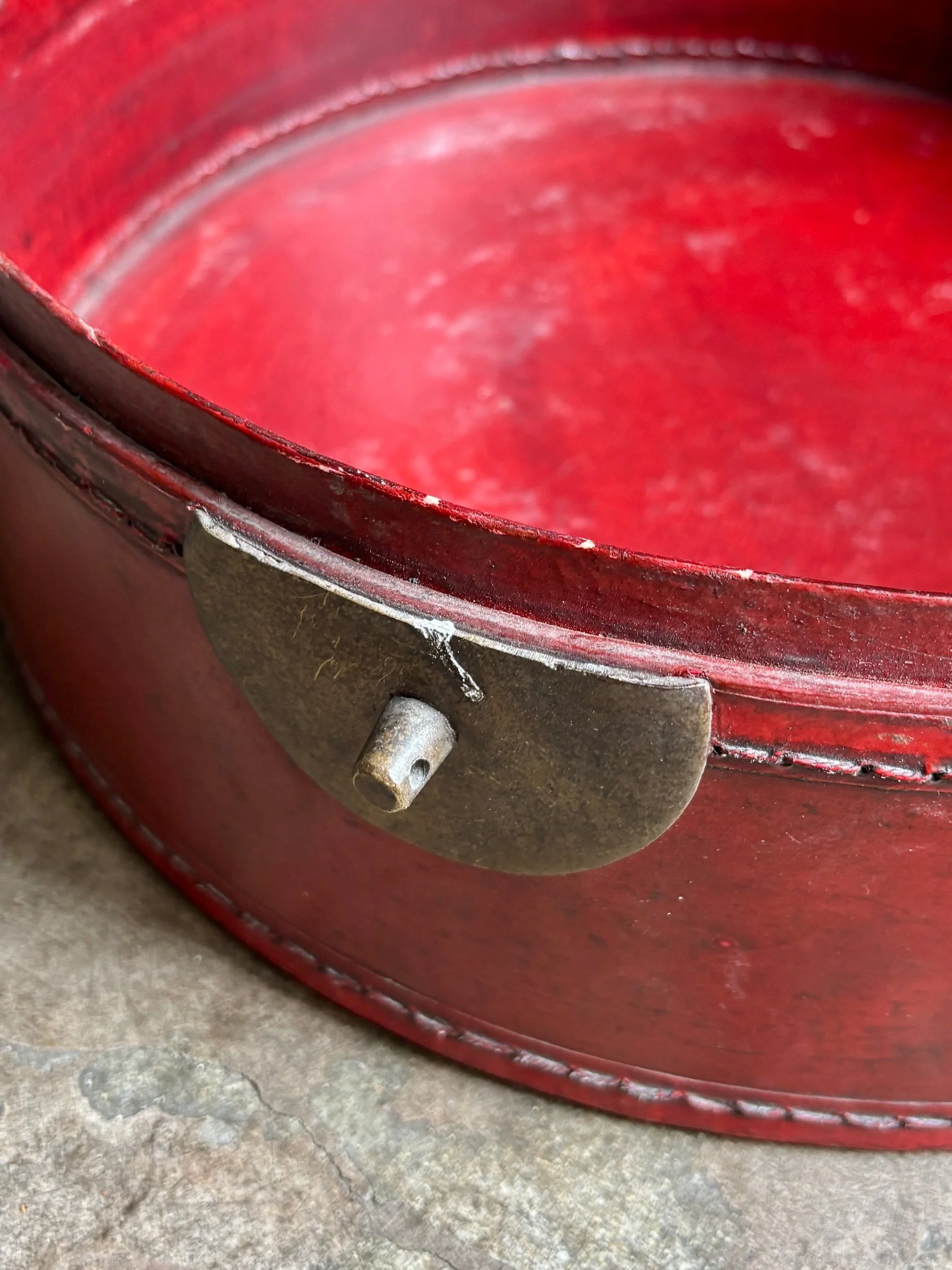 boite-chapeau-cuir-rouge-chine-xixeme-decoration-vintage-axs-design-paris-france