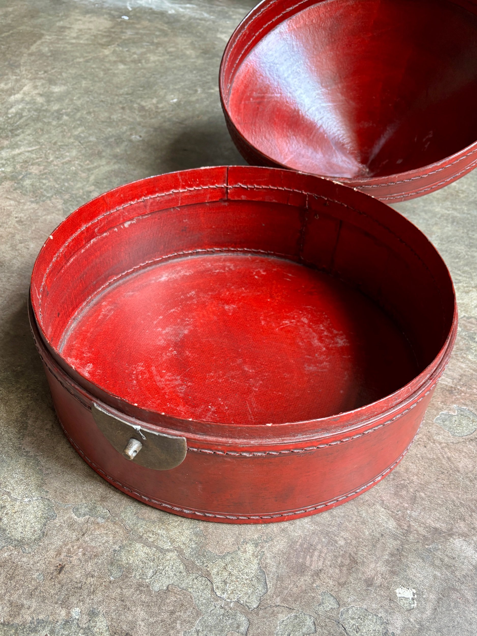 boite-chapeau-cuir-rouge-chine-xixeme-decoration-vintage-axs-design-paris-france
