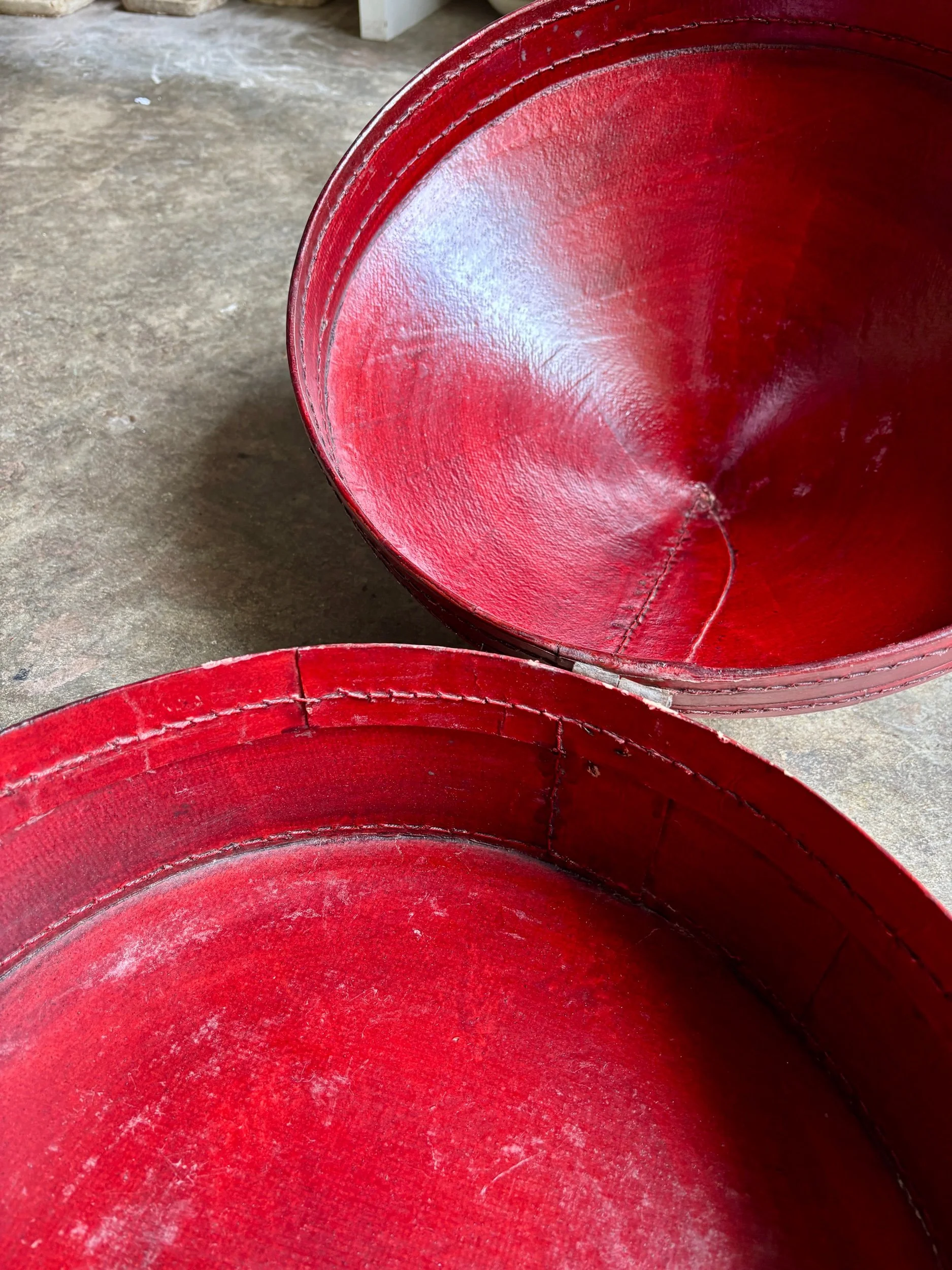 boite-chapeau-cuir-rouge-chine-xixeme-decoration-vintage-axs-design-paris-france