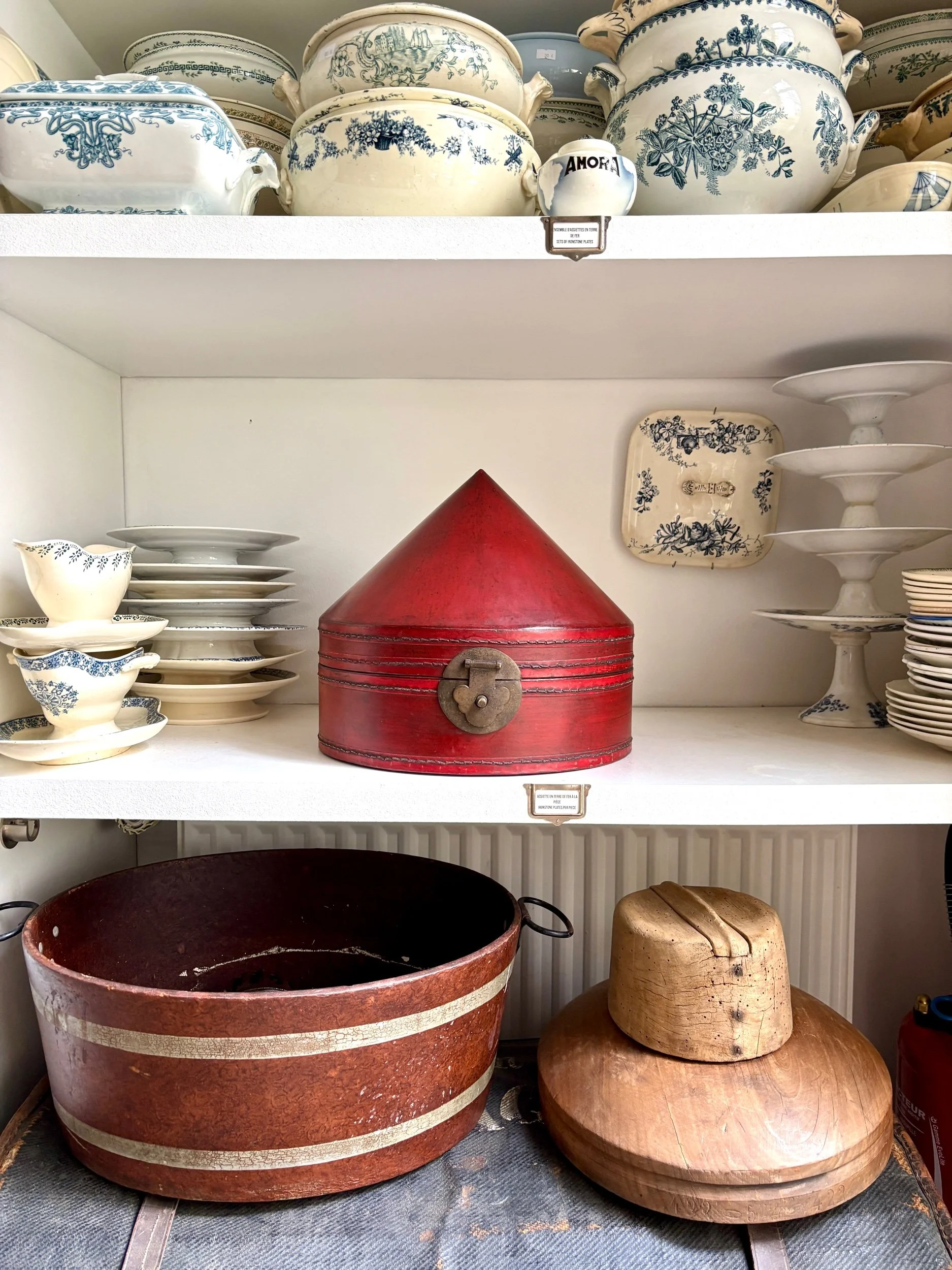 Boîte à chapeau en cuir gainé rouge, Chine XIXème