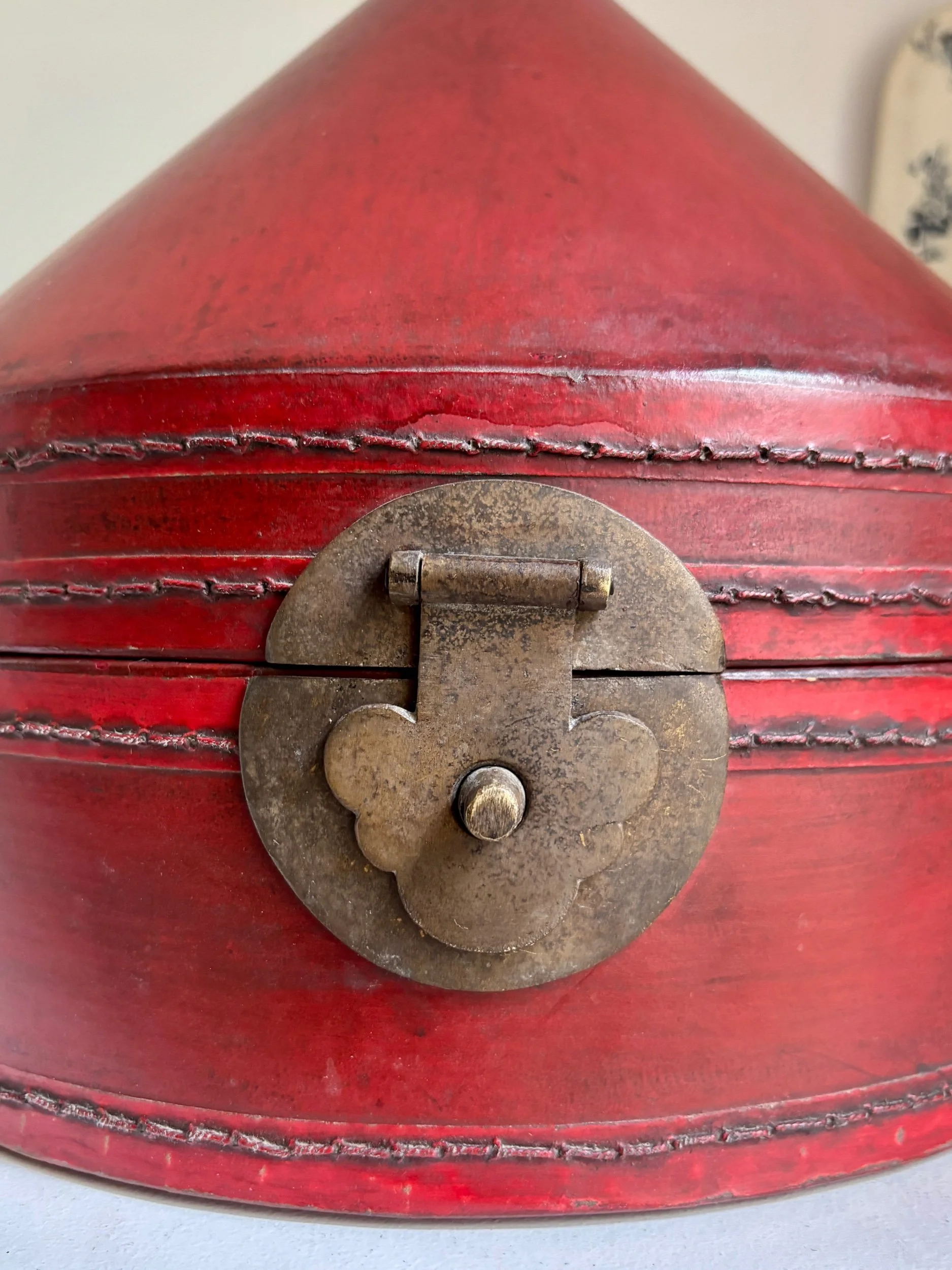 boite-chapeau-2-cuir-rouge-chine-xix-eme-decoration-vintage-axs-design-paris-france