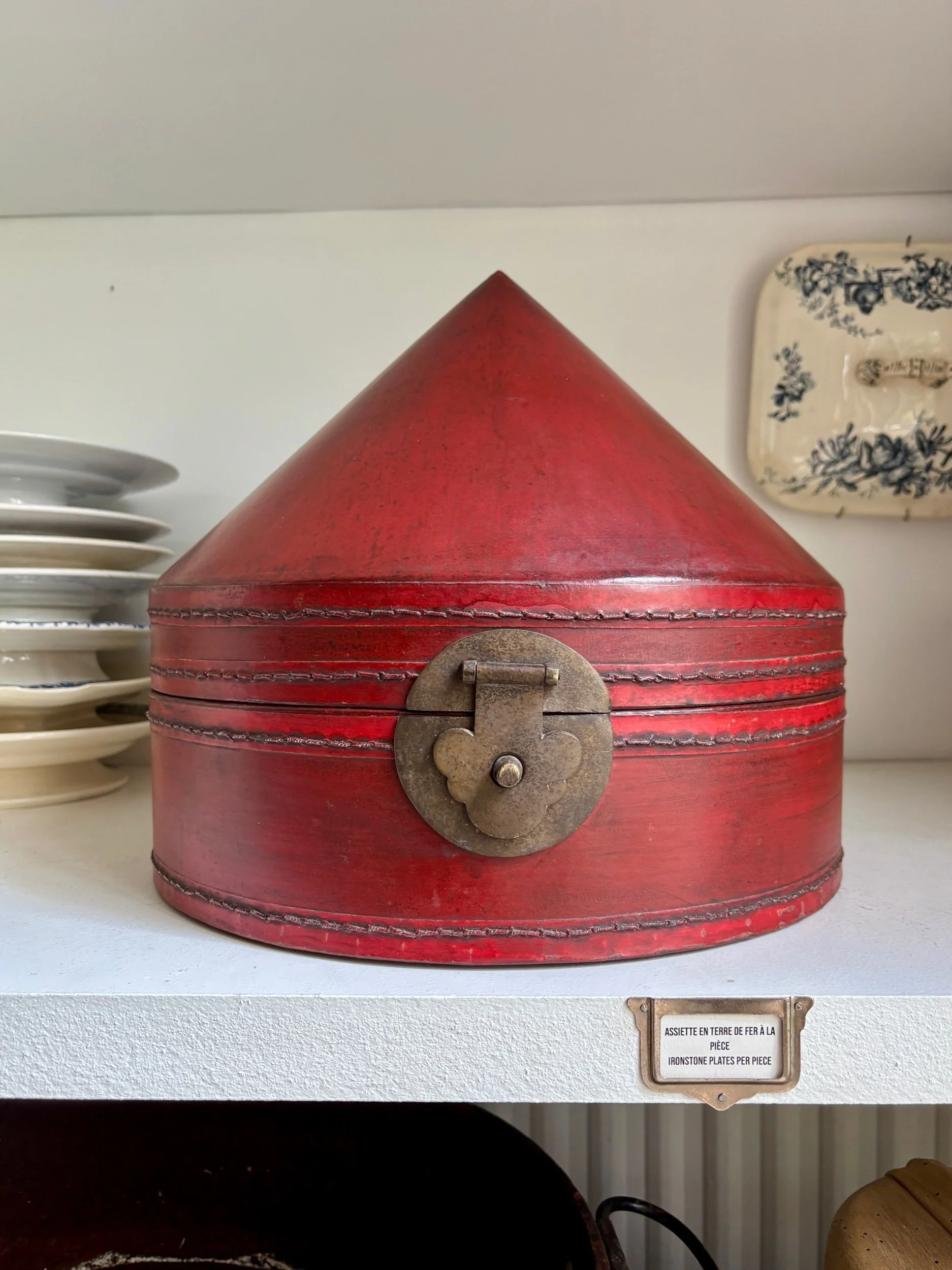 boite-chapeau-2-cuir-rouge-chine-xix-eme-decoration-vintage-axs-design-paris-france