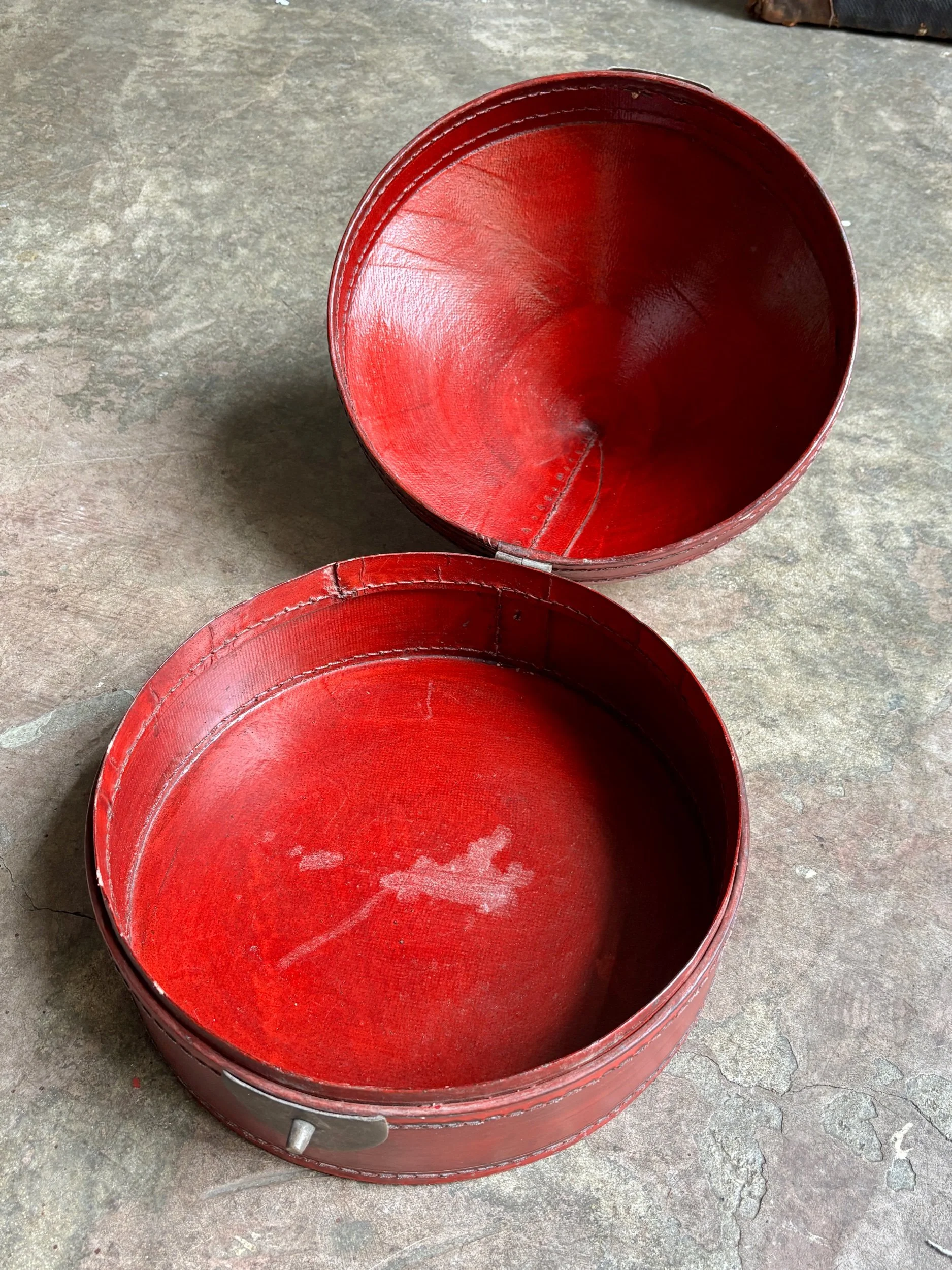 boite-chapeau-2-cuir-rouge-chine-xix-eme-decoration-vintage-axs-design-paris-france