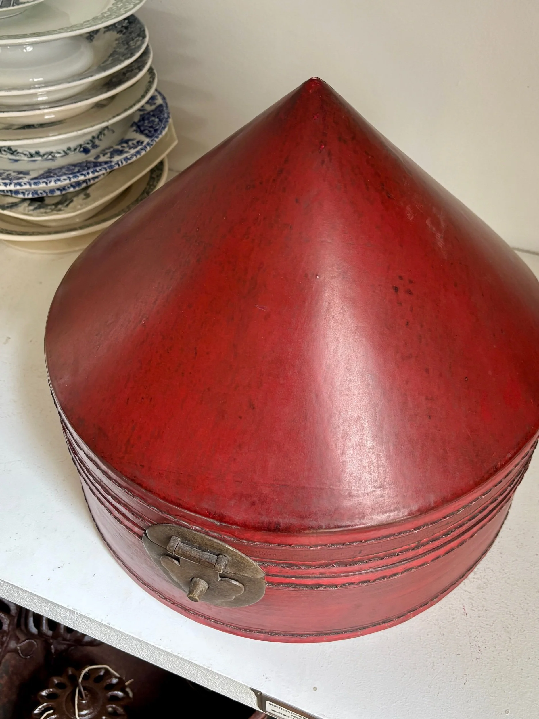 boite-chapeau-2-cuir-rouge-chine-xix-eme-decoration-vintage-axs-design-paris-france