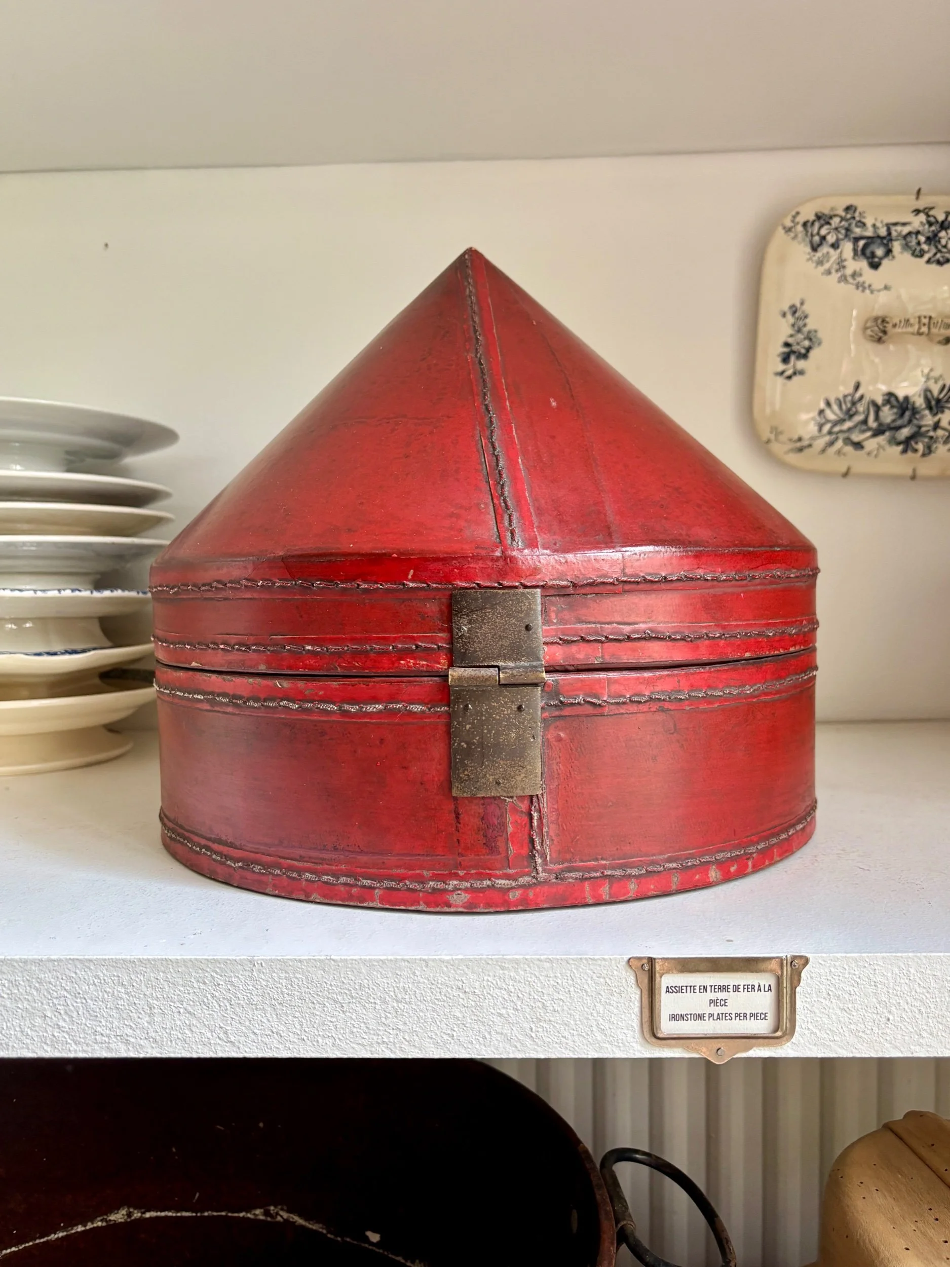 boite-chapeau-2-cuir-rouge-chine-xix-eme-decoration-vintage-axs-design-paris-france