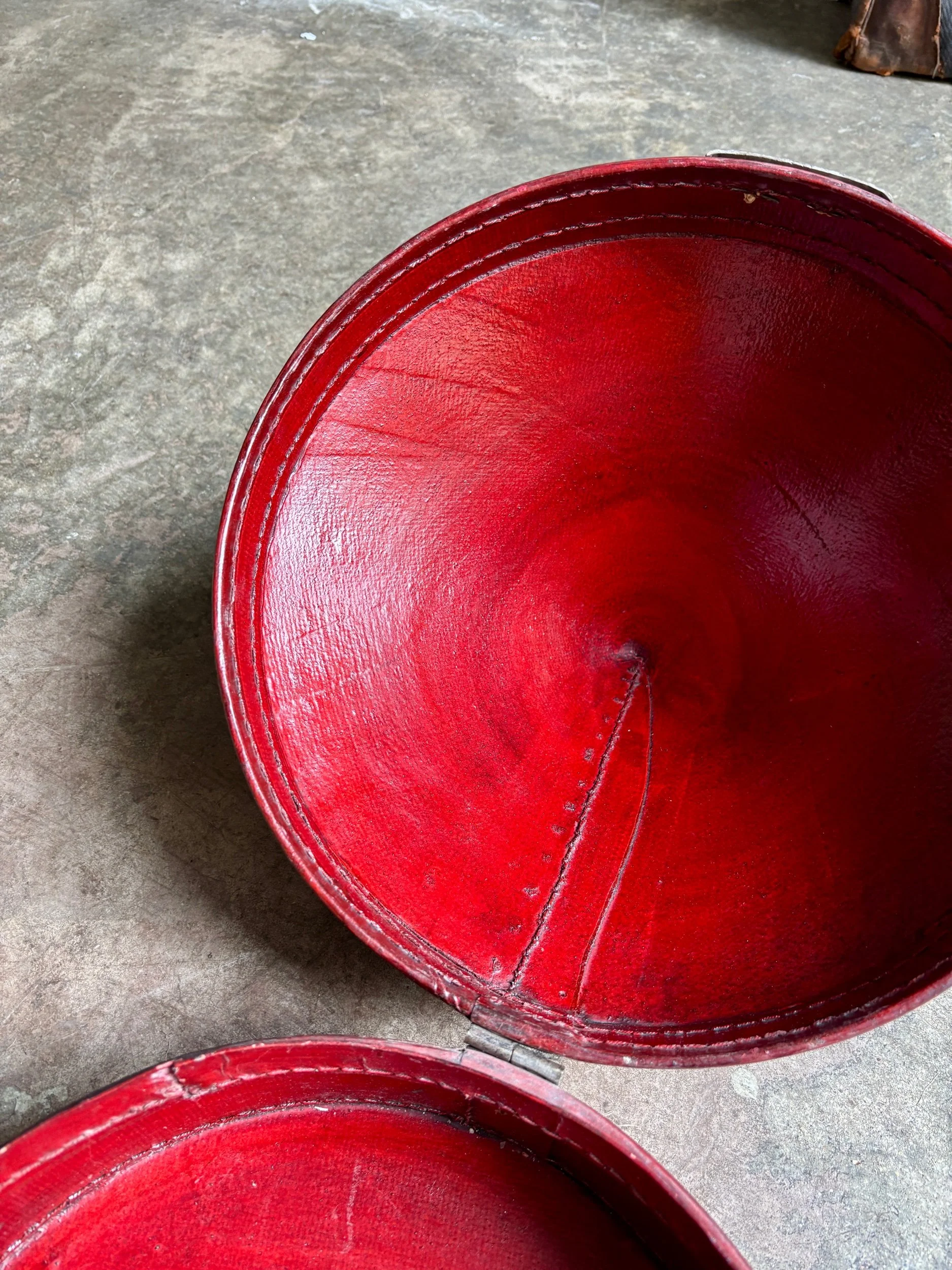boite-chapeau-2-cuir-rouge-chine-xix-eme-decoration-vintage-axs-design-paris-france
