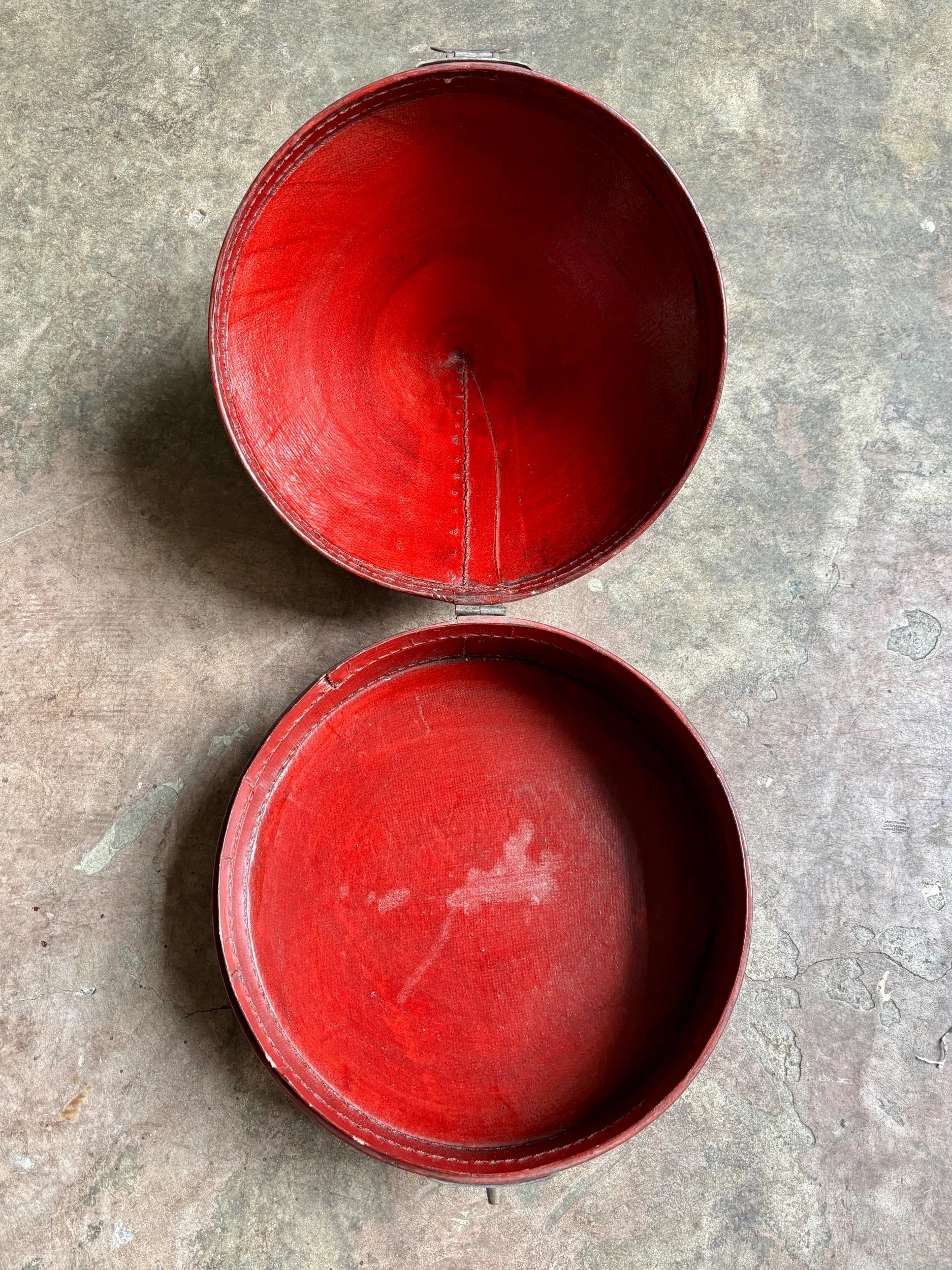 boite-chapeau-2-cuir-rouge-chine-xix-eme-decoration-vintage-axs-design-paris-france