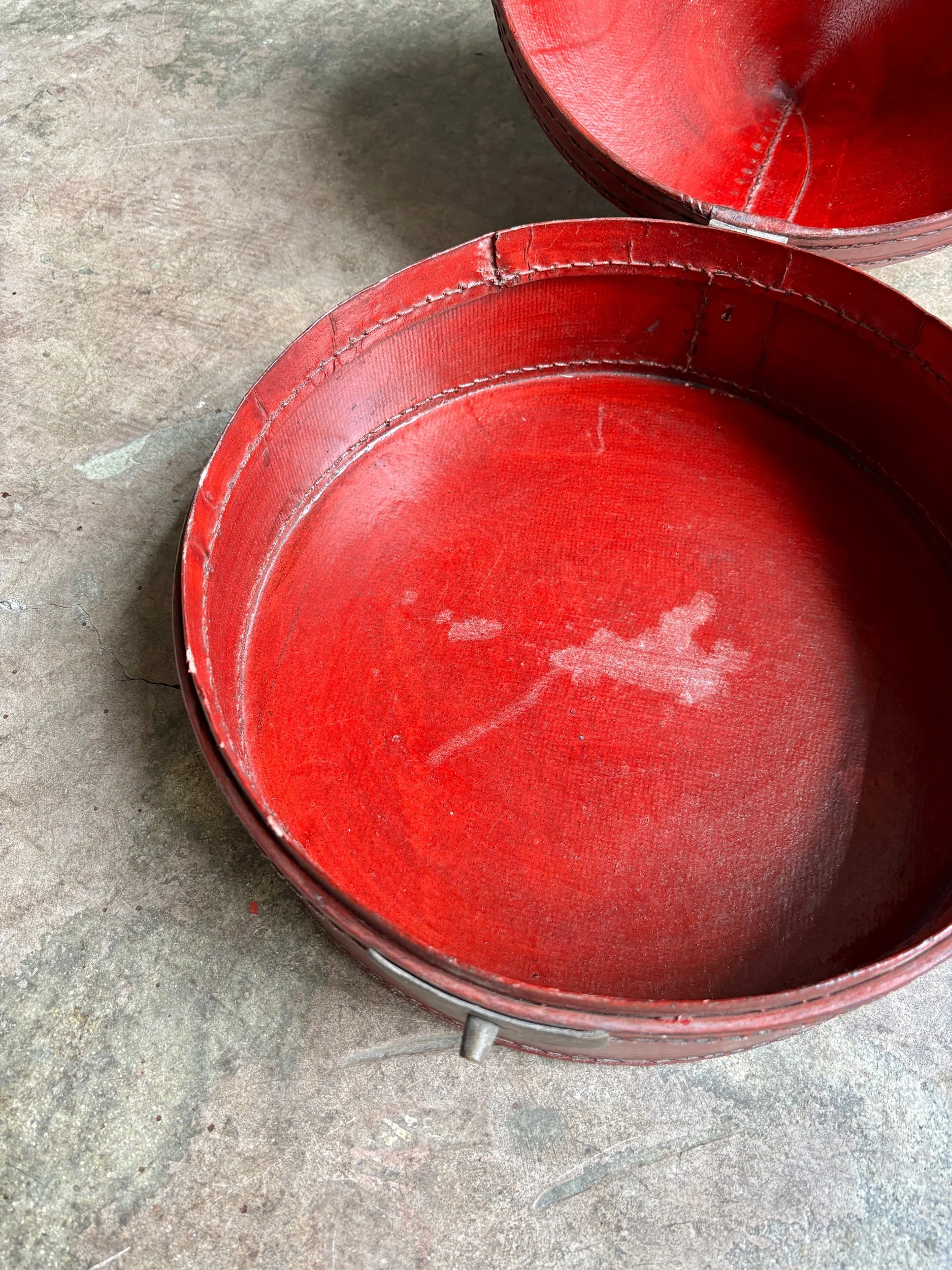 boite-chapeau-2-cuir-rouge-chine-xix-eme-decoration-vintage-axs-design-paris-france