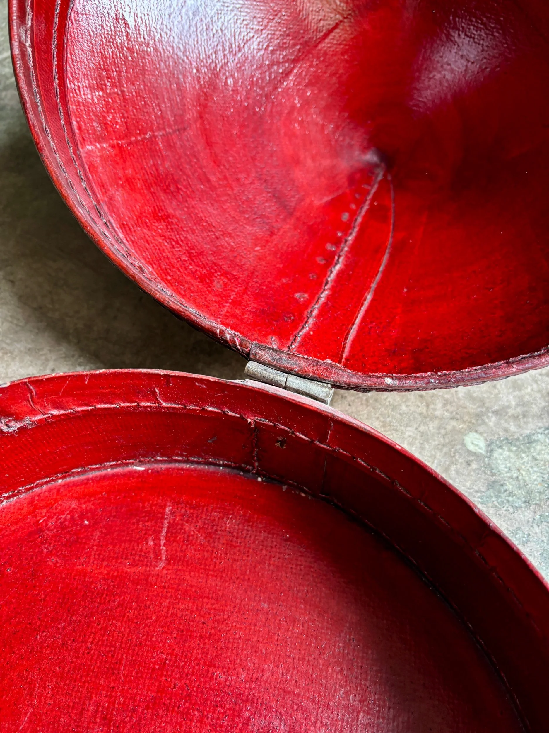 boite-chapeau-2-cuir-rouge-chine-xix-eme-decoration-vintage-axs-design-paris-france