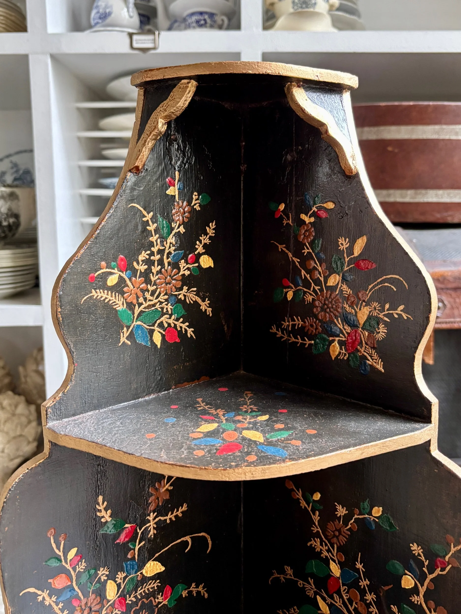 encoignure-bois-noir-rouge-dore-meuble-rangement-antique-vintage-axs-design-paris-france