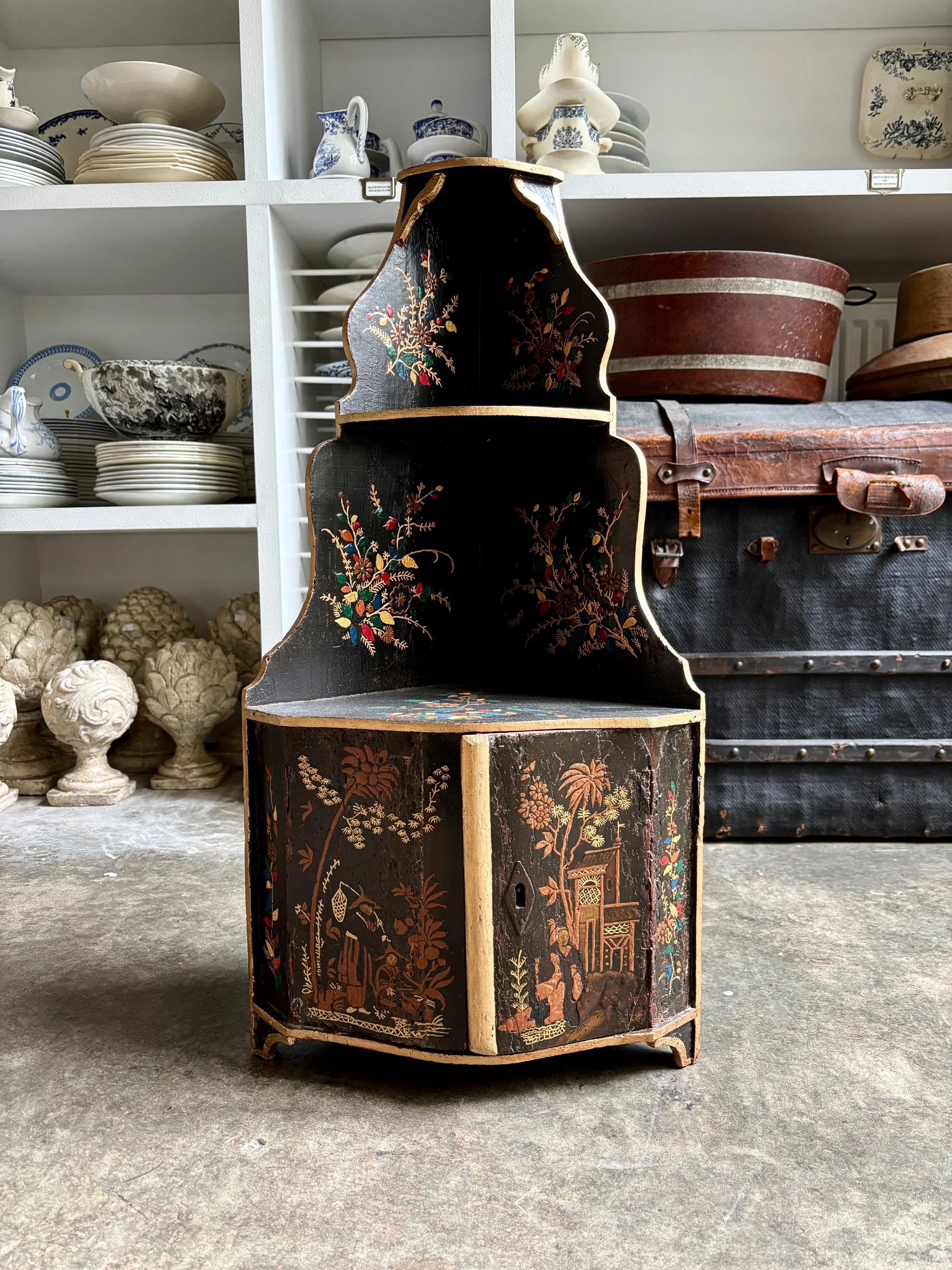 Encoignure en bois laqué noir et décor polychrome, XVIIIème s.