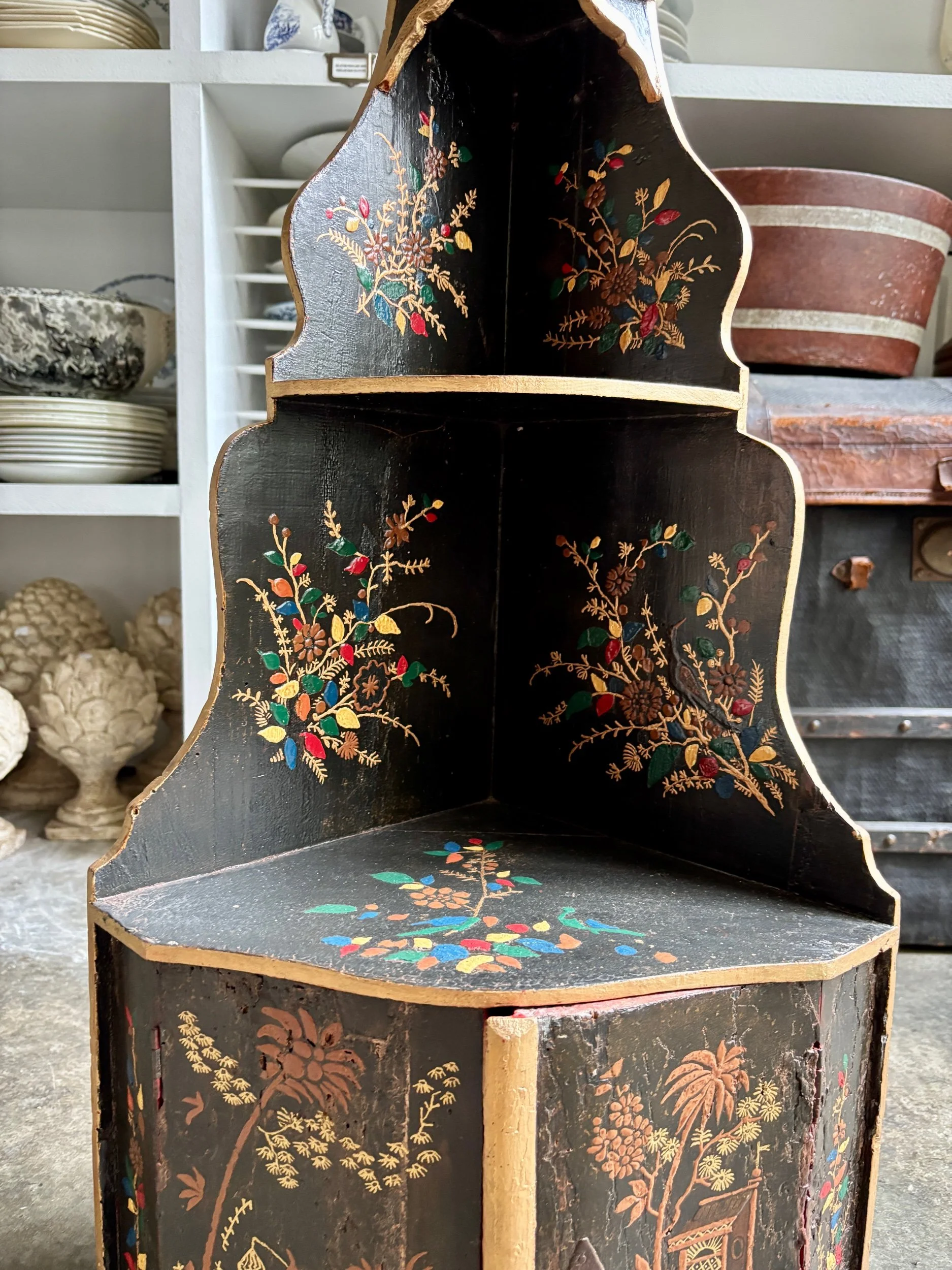 encoignure-bois-noir-rouge-dore-meuble-rangement-antique-vintage-axs-design-paris-france