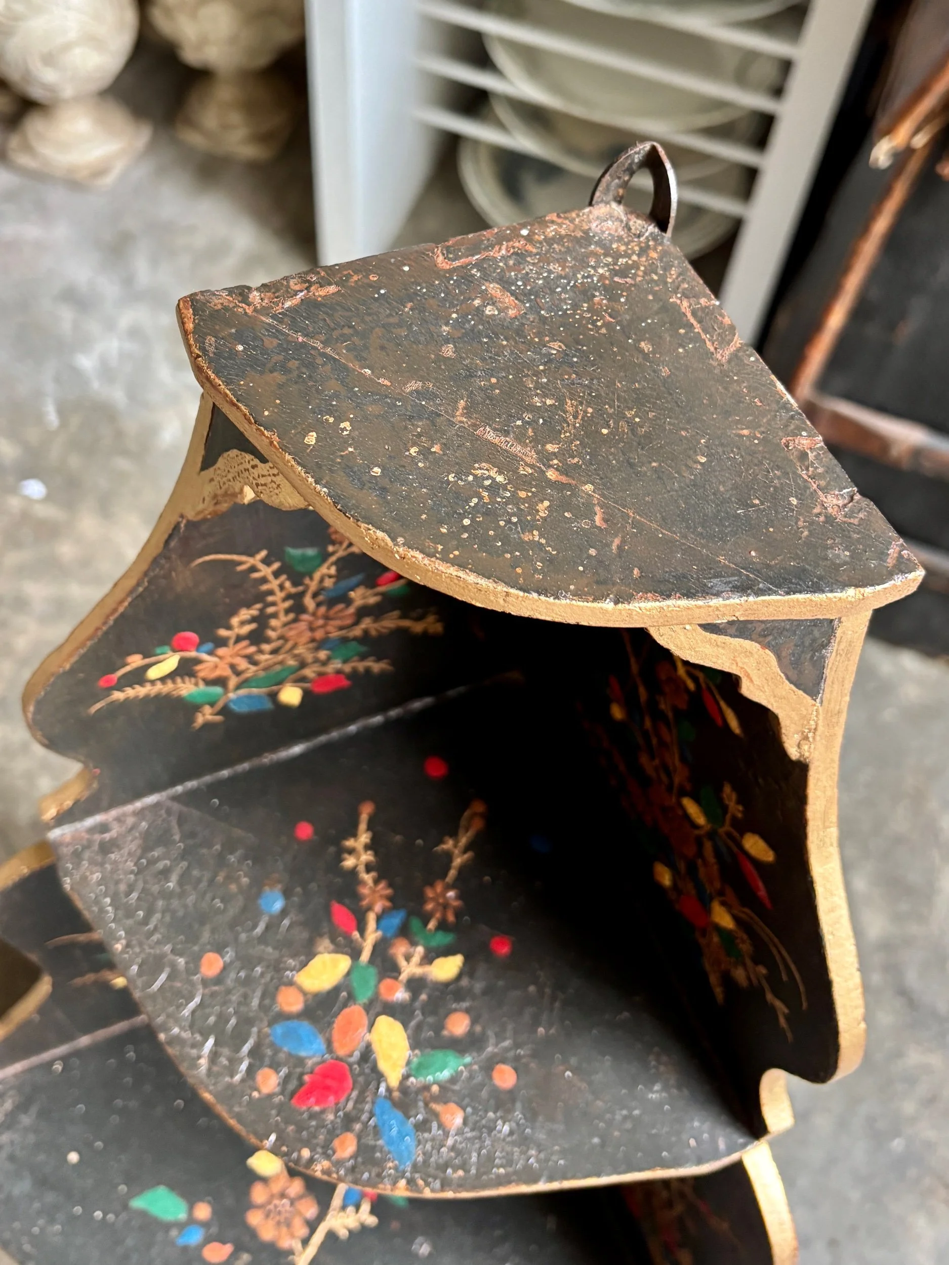 encoignure-bois-noir-rouge-dore-meuble-rangement-antique-vintage-axs-design-paris-france