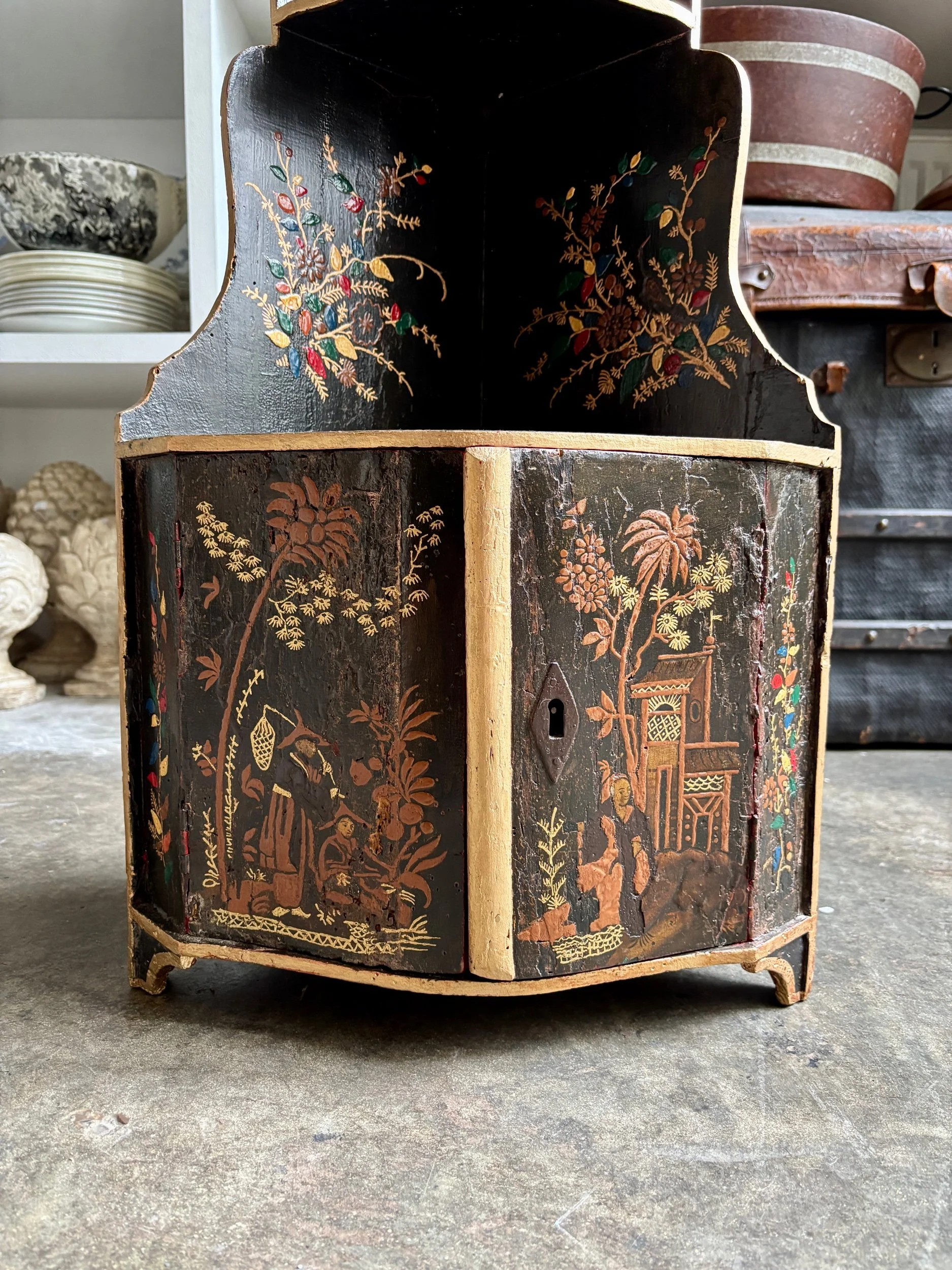 encoignure-bois-noir-rouge-dore-meuble-rangement-antique-vintage-axs-design-paris-france