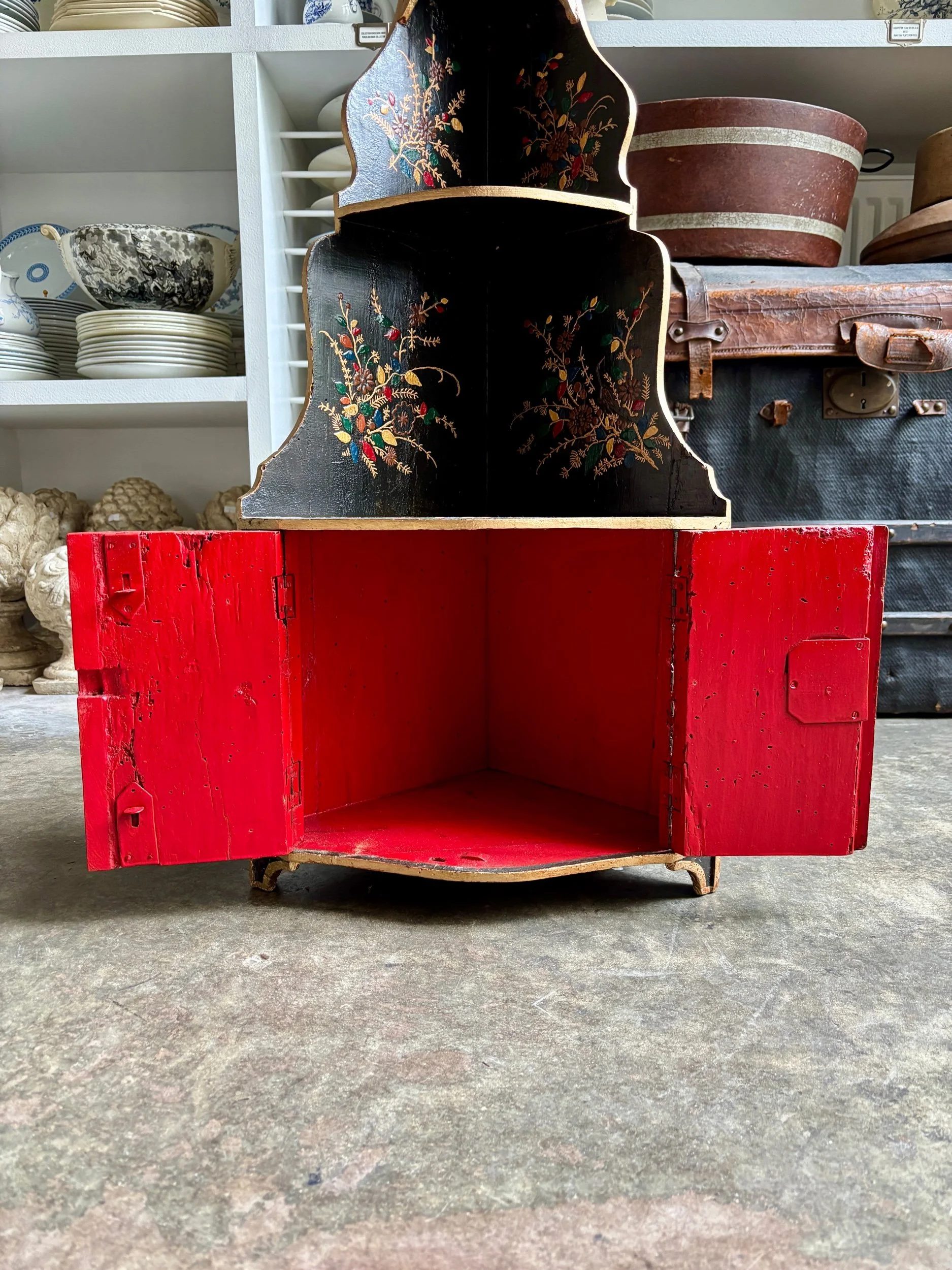 encoignure-bois-noir-rouge-dore-meuble-rangement-antique-vintage-axs-design-paris-france